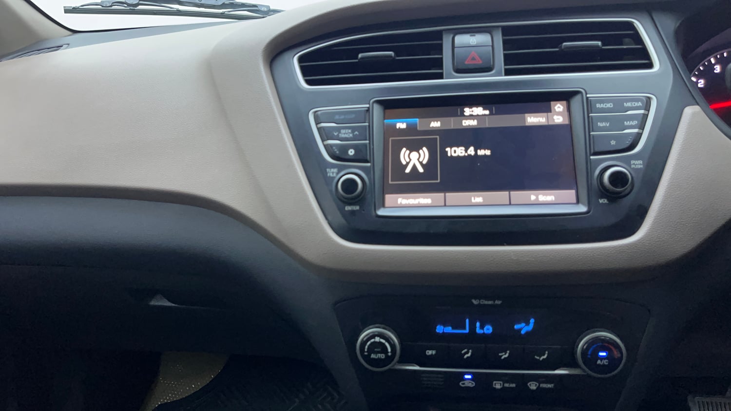 Used 2018 Hyundai Elite i20 Asta 1.2 AT Petrol Automatic interior MUSIC SYSTEM & AC CONTROL VIEW