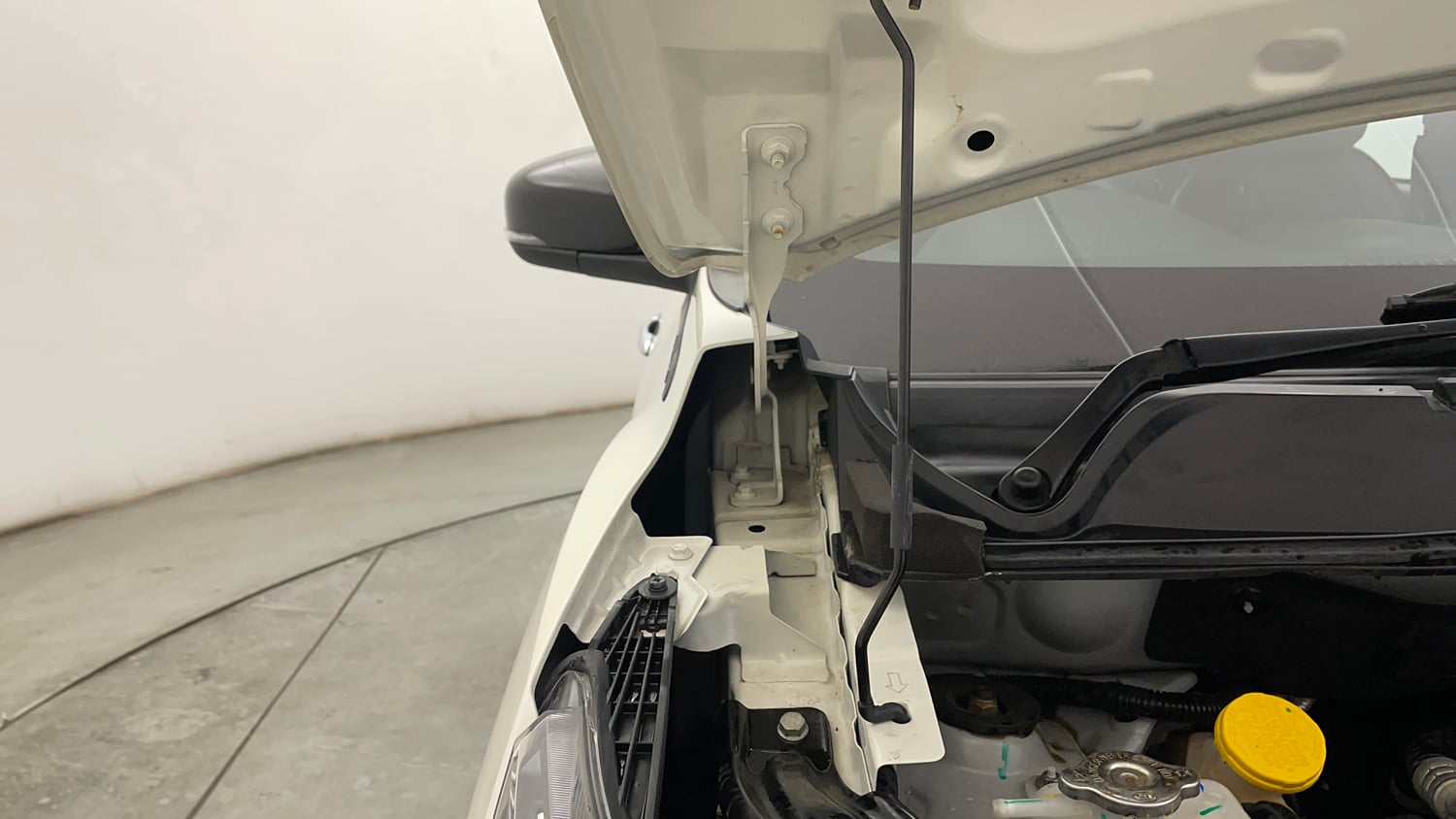 Used 2025 Nissan Magnite N-Connecta HRAO 1.0 Turbo Petrol CVT Petrol Automatic engine ENGINE RIGHT SIDE HINGE & APRON VIEW