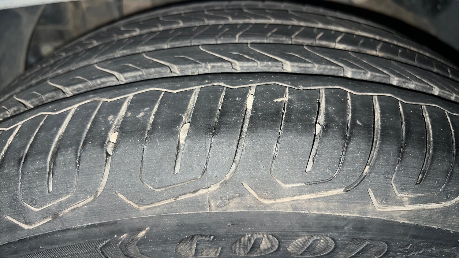 Used 2024 Mahindra XUV 3XO AX7L 1.2 Petrol AT Petrol Automatic tyres LEFT FRONT TYRE TREAD VIEW