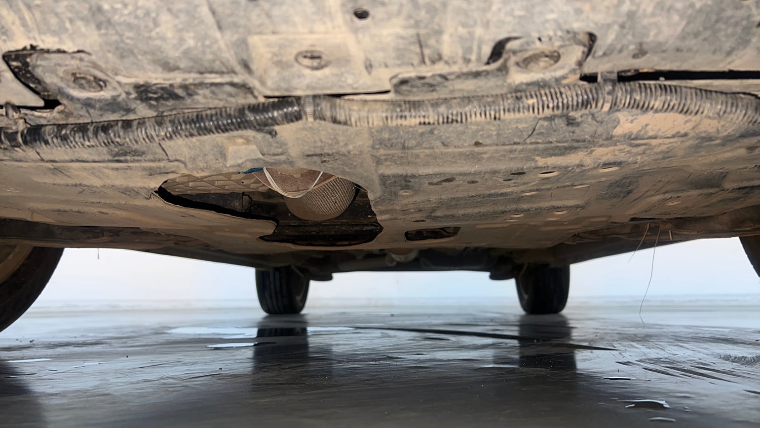 Used 2021 Mahindra XUV 300 1.5 W8 (O) Diesel Manual extra FRONT LEFT UNDERBODY VIEW