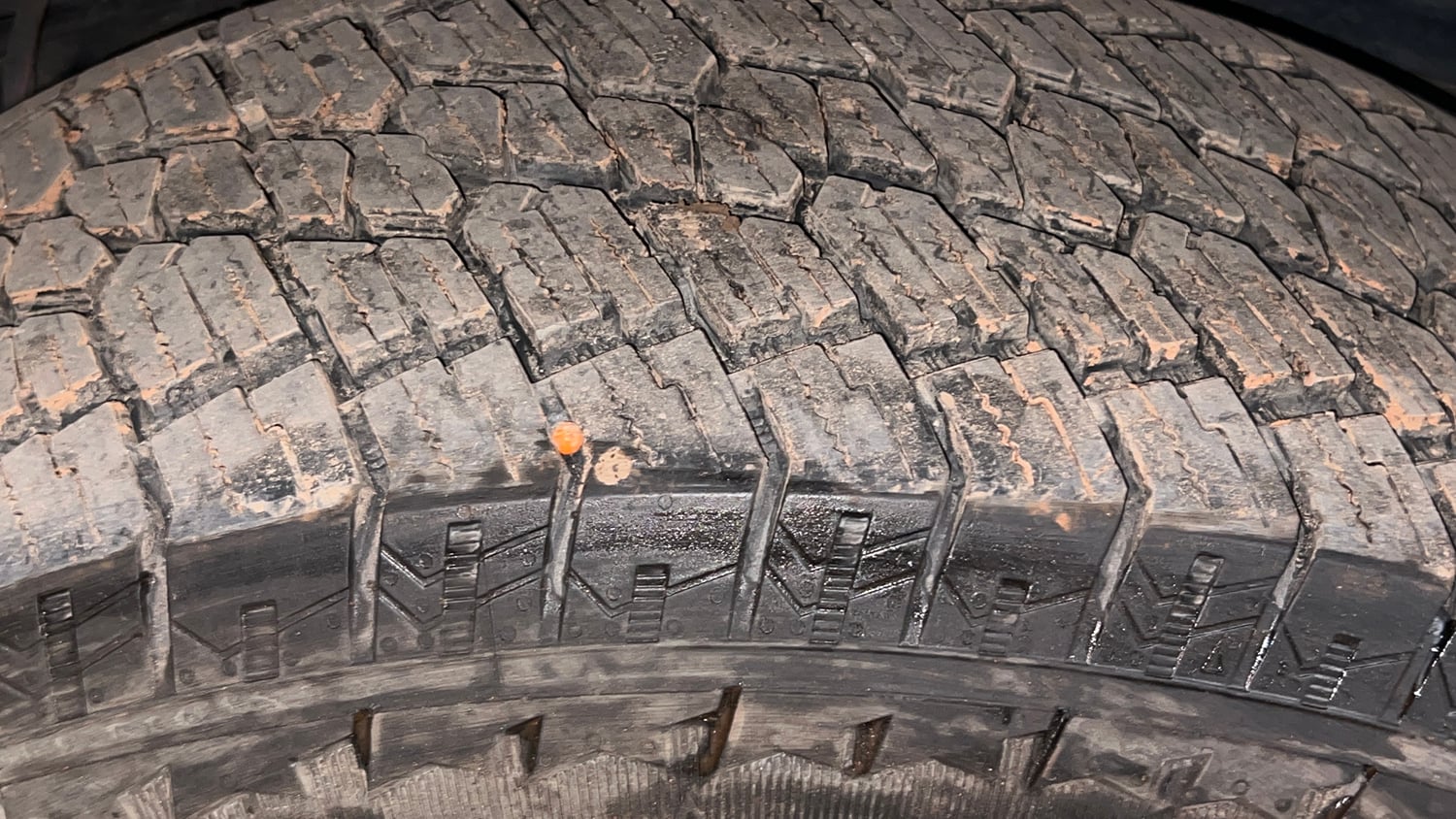 Used 2025 Mahindra Thar Roxx AX7 L Diesel AT 4WD Diesel Automatic tyres RIGHT REAR TYRE TREAD VIEW