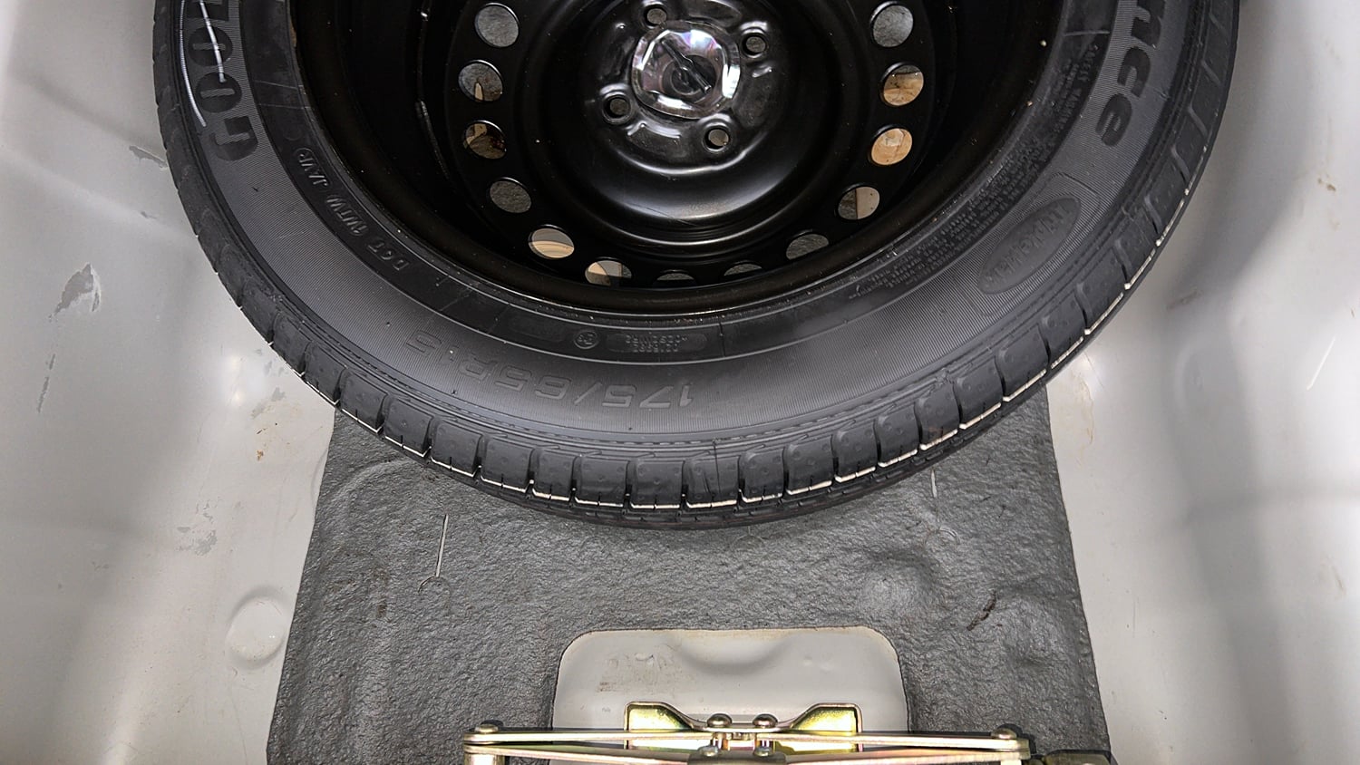 Used 2016 Honda City V Petrol Manual tyres SPARE TYRE VIEW