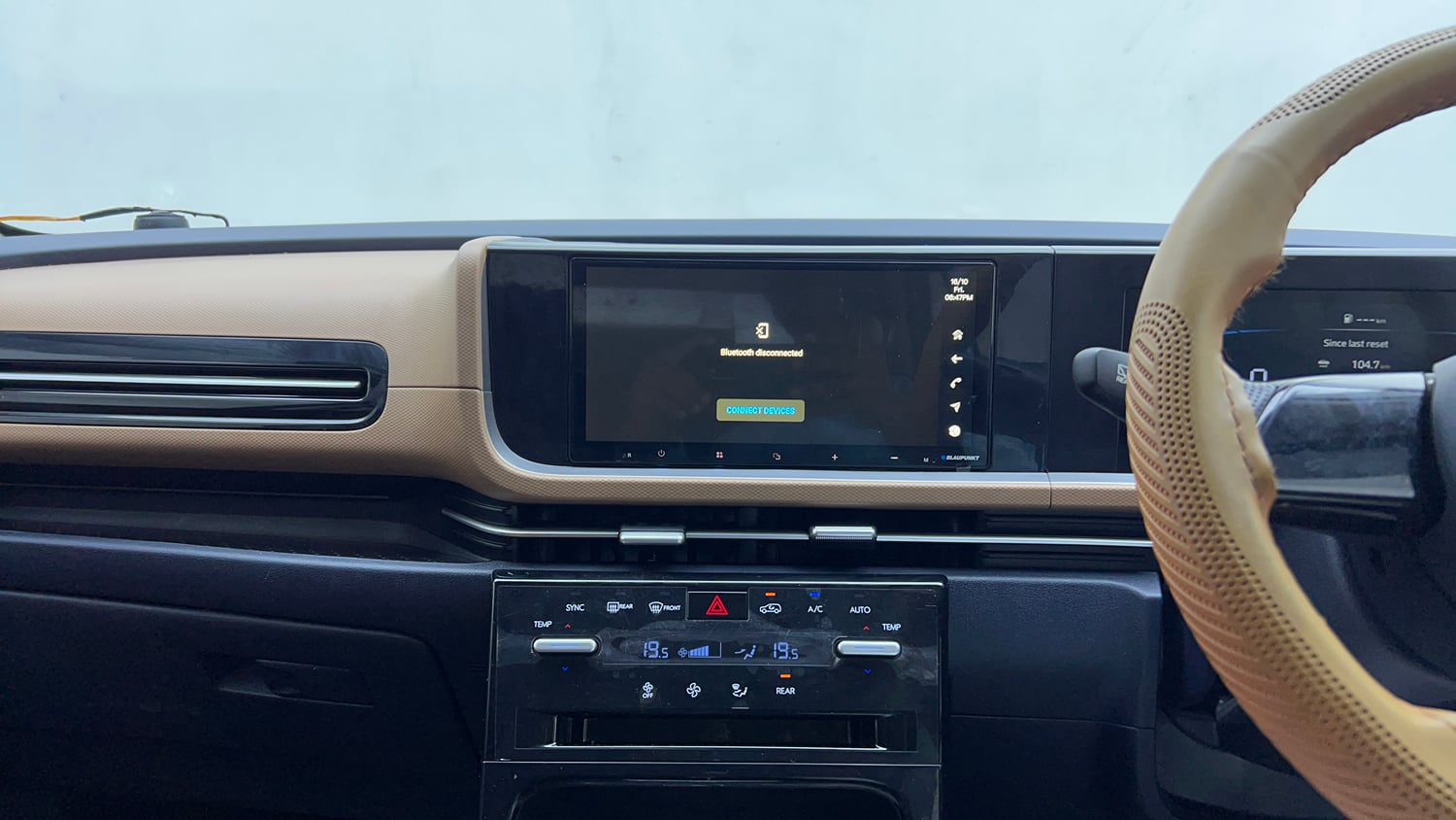 Used 2024 Hyundai Alcazar Executive 1.5 Petrol MT 7STR Petrol Manual interior MUSIC SYSTEM & AC CONTROL VIEW