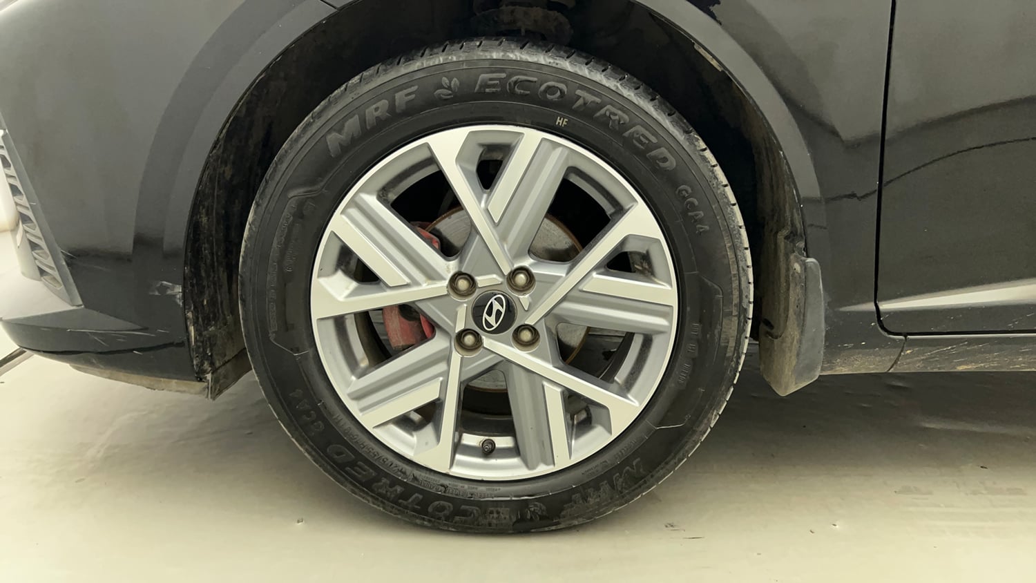 Used 2024 Hyundai Verna SX 1.5 Petrol MT Petrol Manual tyres LEFT FRONT TYRE RIM VIEW