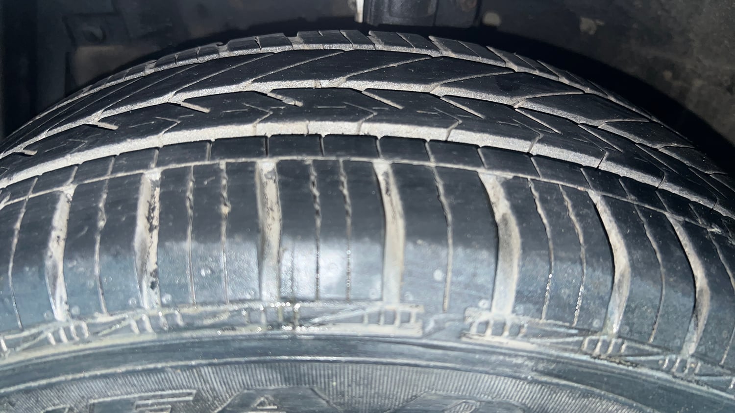 Used 2015 Maruti Suzuki Ertiga Vxi Petrol Manual tyres LEFT FRONT TYRE TREAD VIEW