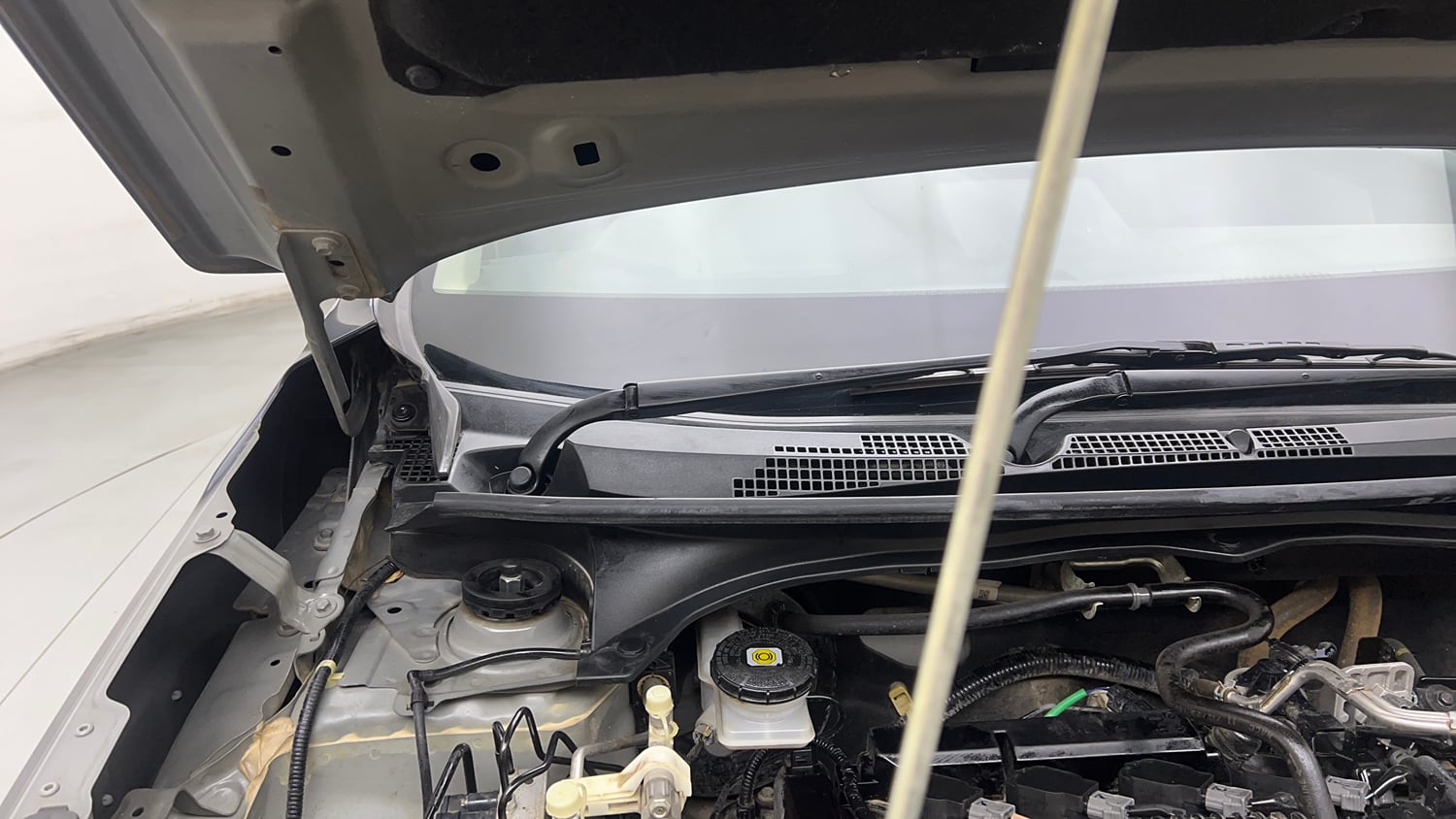 Used 2024 Honda Elevate VX CVT Petrol Automatic engine ENGINE RIGHT SIDE HINGE & APRON VIEW