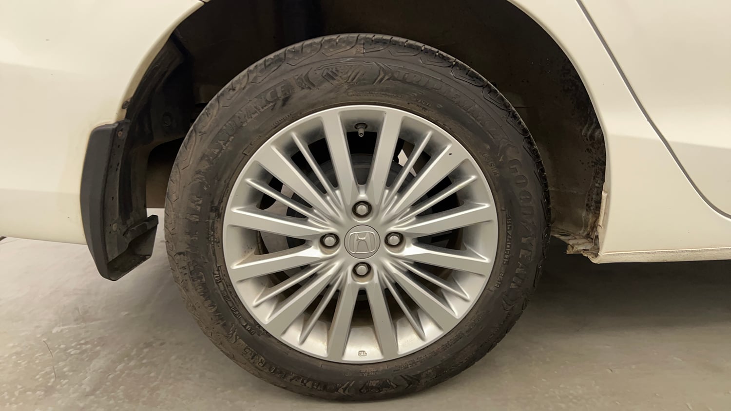 Used 2023 Honda City V CVT Petrol Petrol Automatic tyres RIGHT REAR TYRE RIM VIEW
