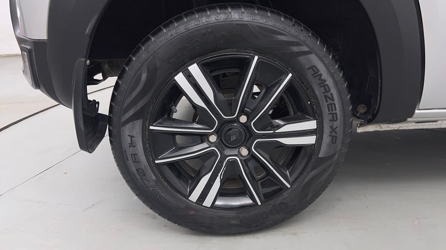 Used 2022 Renault Kwid CLIMBER 1.0 AMT (O) Petrol Automatic tyres RIGHT REAR TYRE RIM VIEW