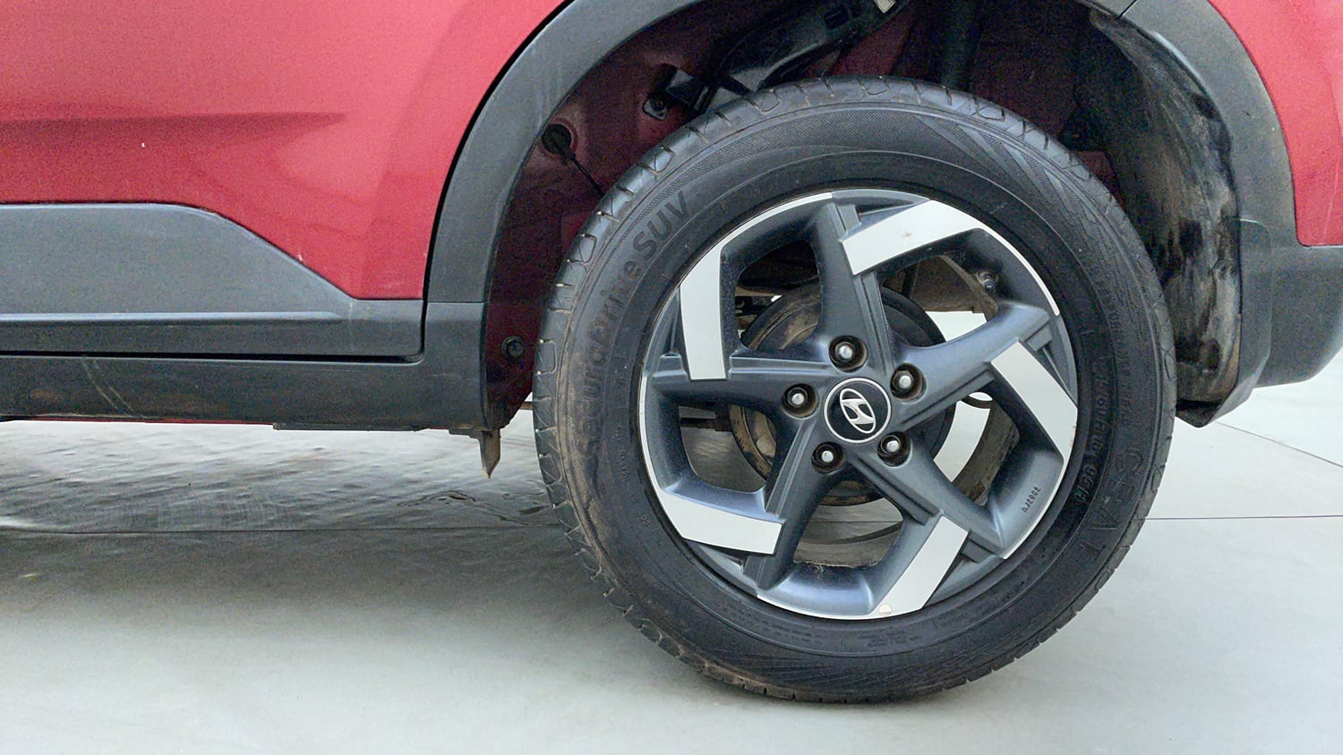 Used 2019 Hyundai Venue SX Plus 1.0 Turbo DCT Petrol Automatic tyres LEFT REAR TYRE RIM VIEW