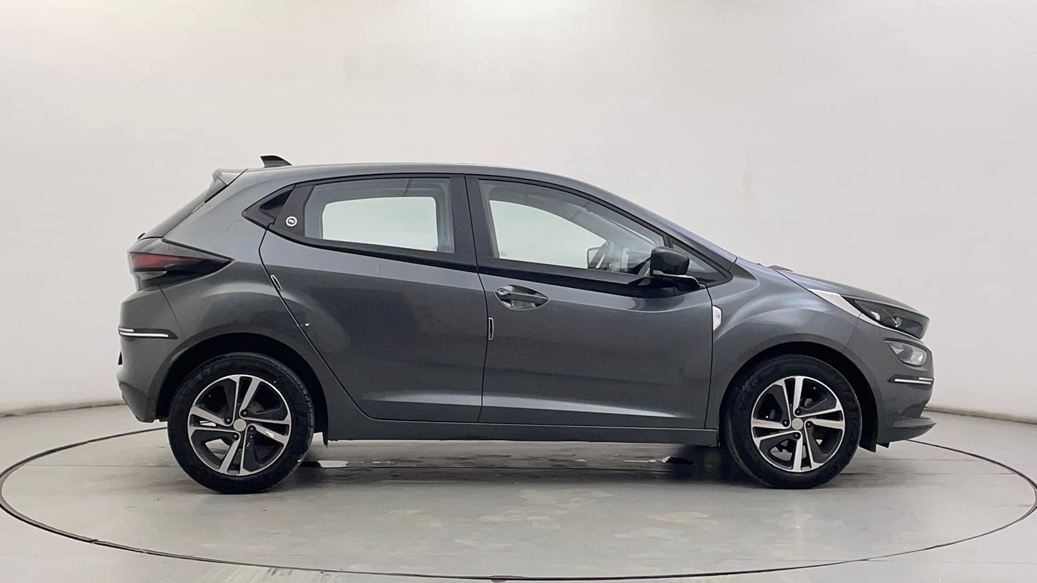 Used 2023 Tata Altroz XZ Plus (S) Petrol Manual exterior RIGHT SIDE VIEW