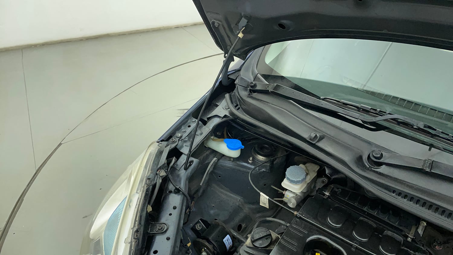 Used 2019 Maruti Suzuki Wagon R VXI Petrol Manual engine ENGINE RIGHT SIDE HINGE & APRON VIEW
