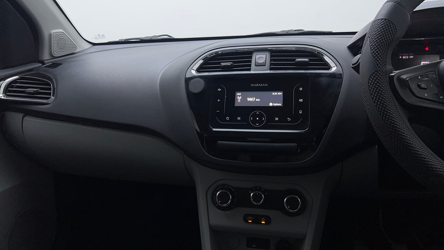 Used 2022 Tata Tiago XT Petrol Manual top_features Integrated (in-dash) music system