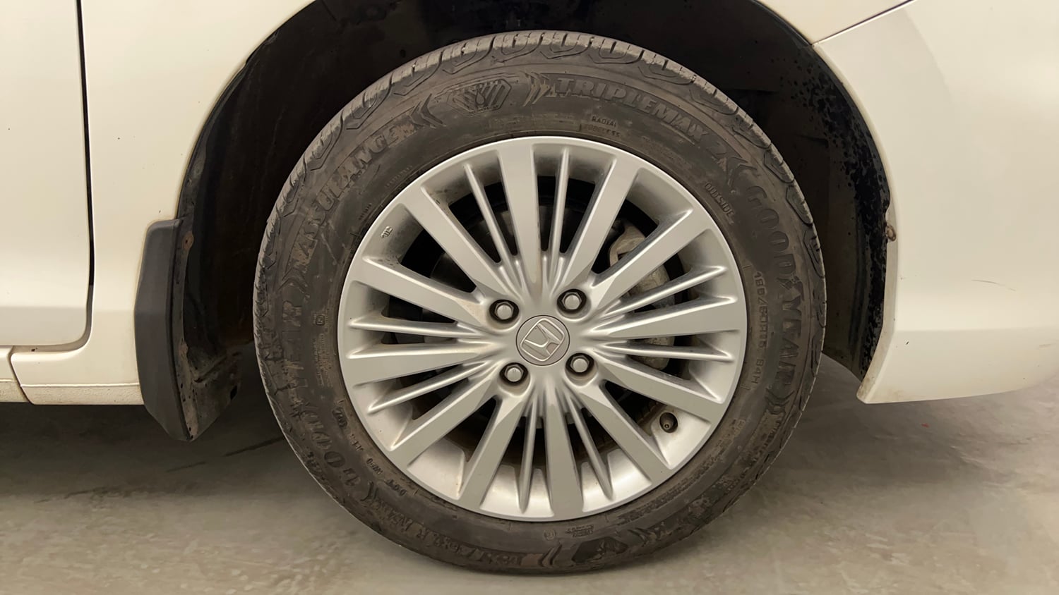 Used 2023 Honda City V CVT Petrol Petrol Automatic tyres RIGHT FRONT TYRE RIM VIEW