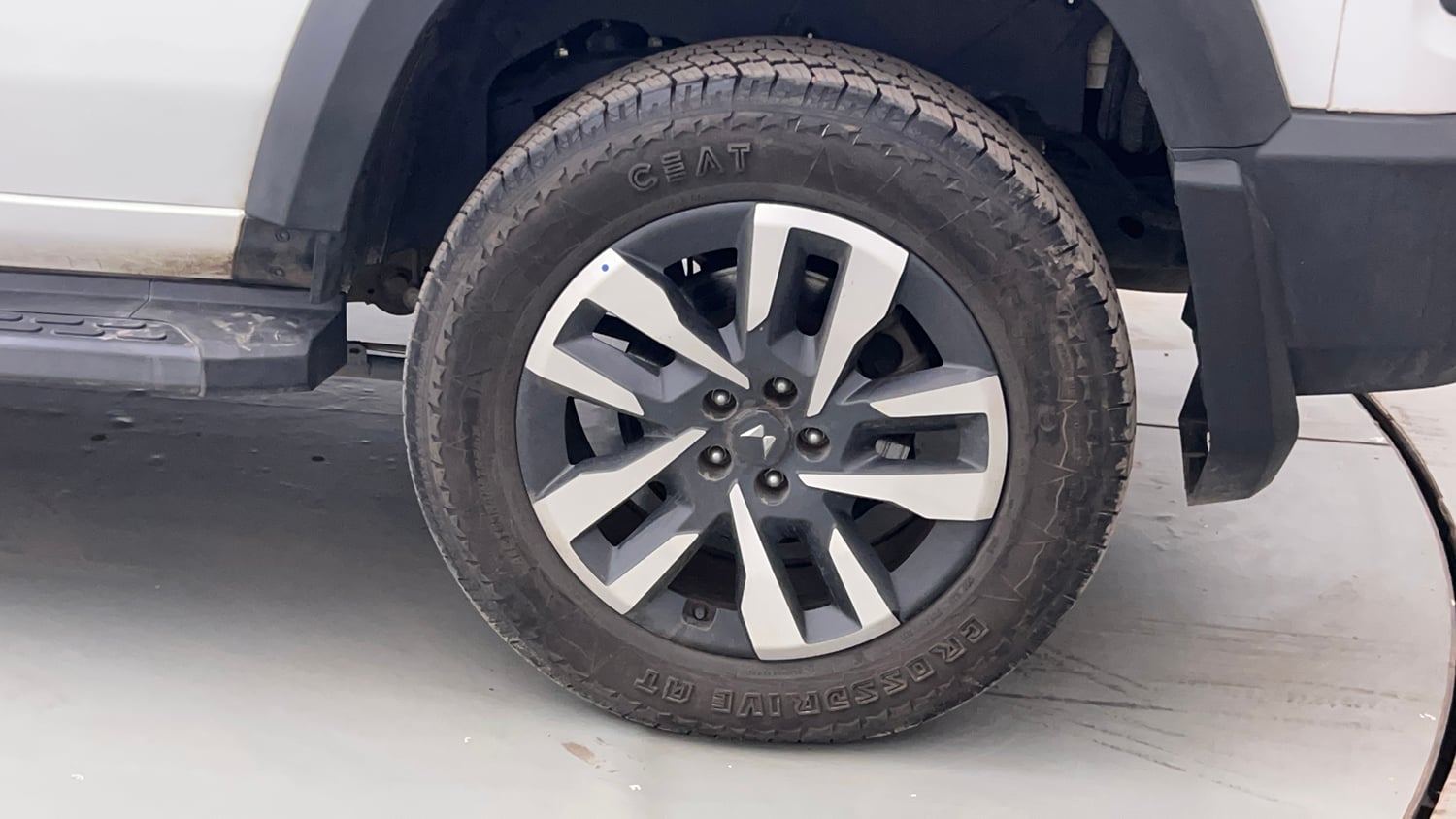 Used 2025 Mahindra Thar Roxx AX7 L Diesel AT 4WD Diesel Automatic tyres LEFT REAR TYRE RIM VIEW