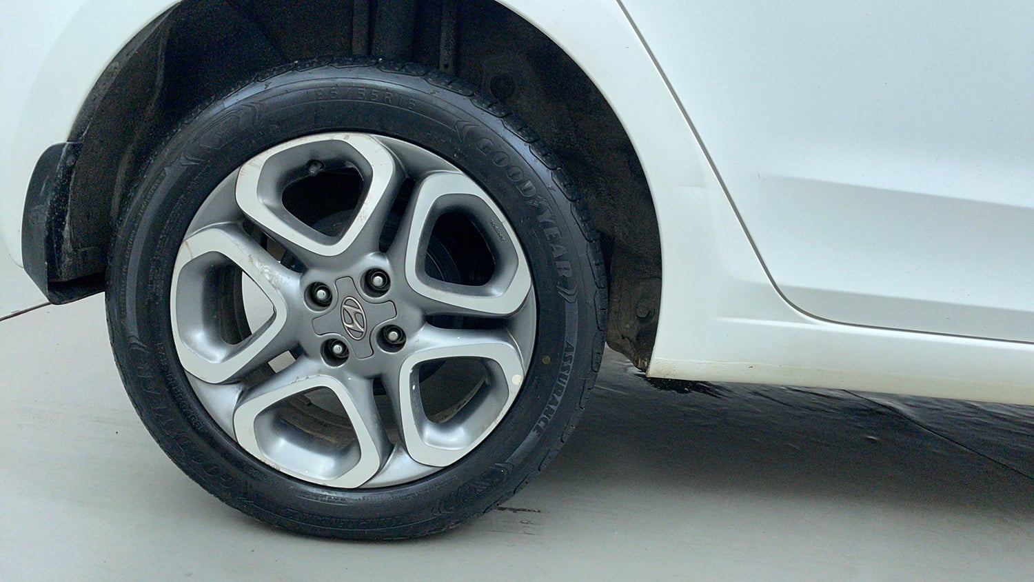 Used 2019 Hyundai Elite i20 Asta 1.2 Dual Tone Petrol Manual tyres RIGHT REAR TYRE RIM VIEW