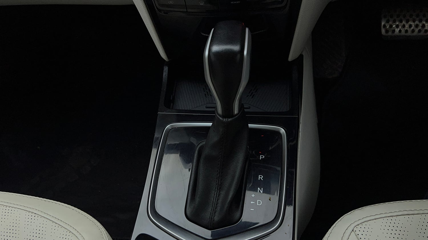 Used 2024 Mahindra XUV 3XO AX7L 1.2 Petrol AT Petrol Automatic interior GEAR  KNOB VIEW