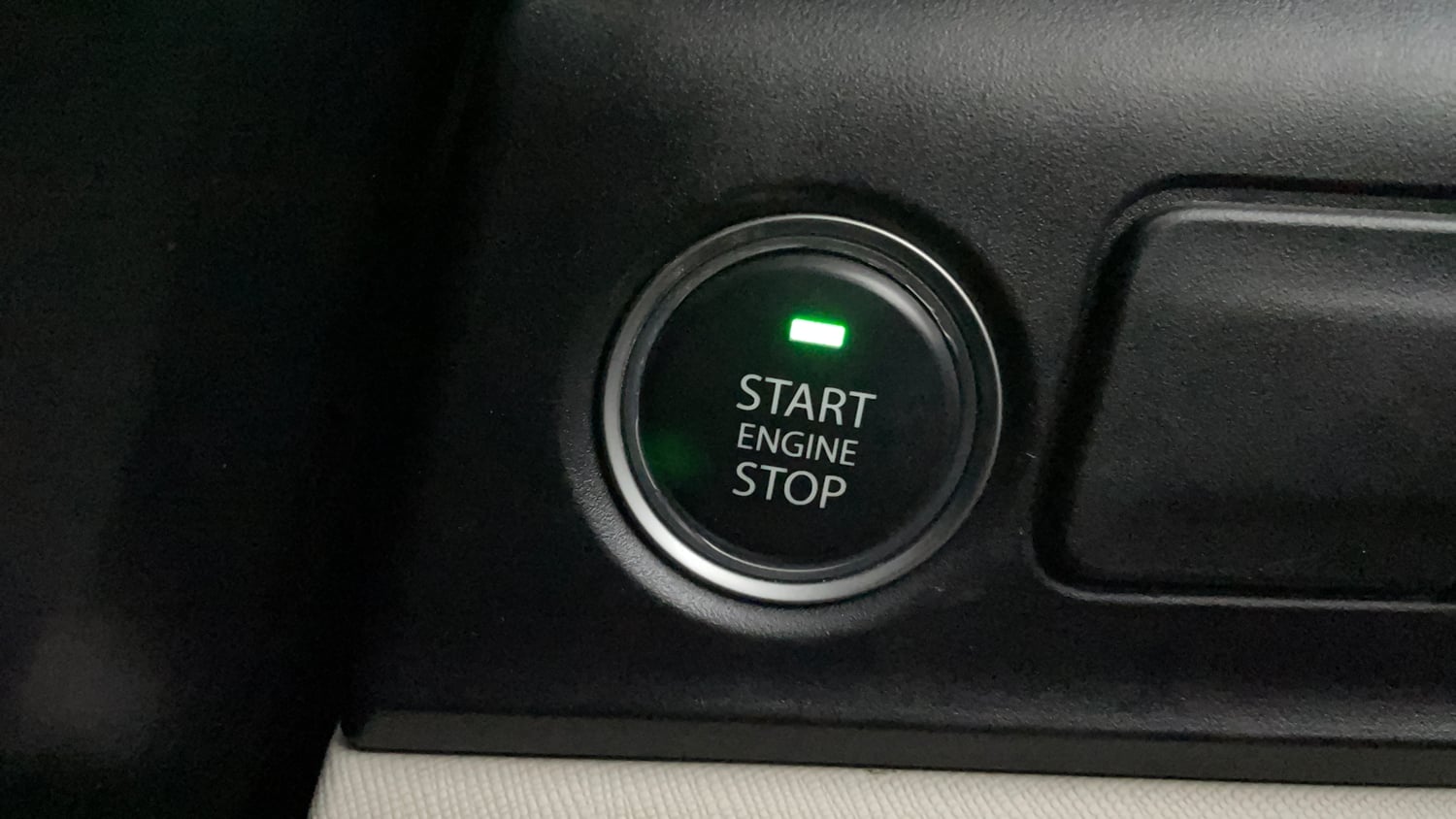 Used 2023 Tata Altroz XZ Plus (S) Petrol Manual top_features Keyless start