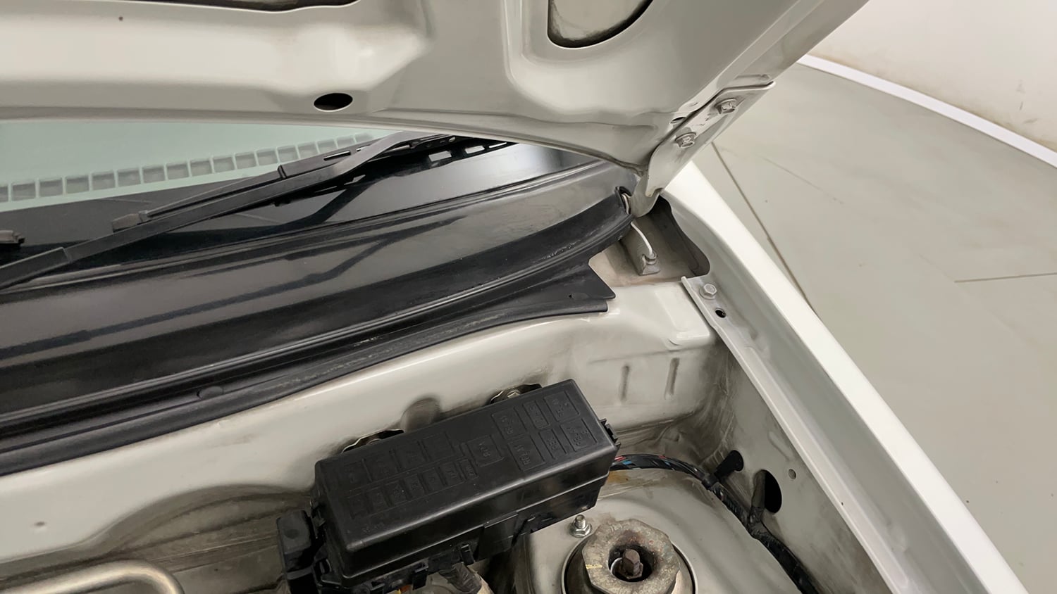 Used 2014 Maruti Suzuki Alto K10 VXi Petrol Manual engine ENGINE LEFT SIDE HINGE & APRON VIEW