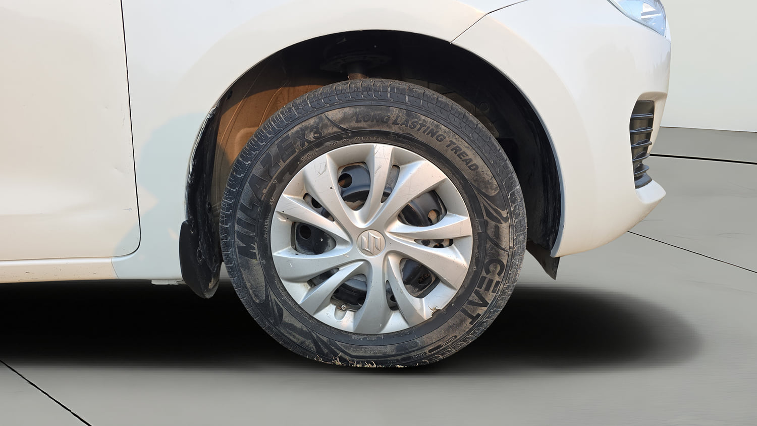 Used 2021 Maruti Suzuki Swift VXi Petrol Manual tyres RIGHT FRONT TYRE RIM VIEW