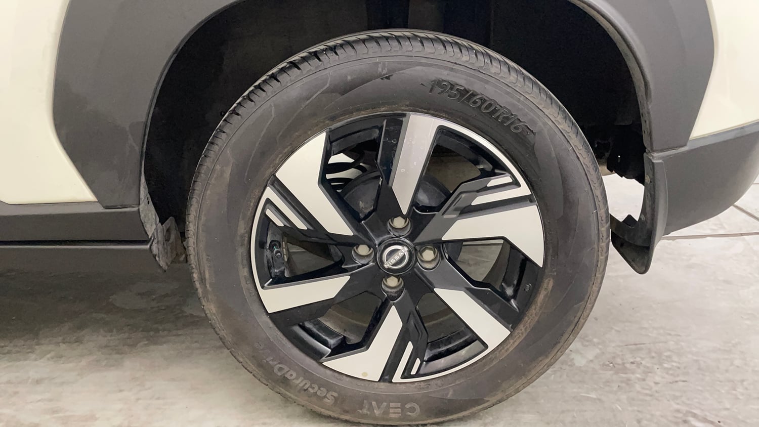 Used 2025 Nissan Magnite N-Connecta HRAO 1.0 Turbo Petrol CVT Petrol Automatic tyres LEFT REAR TYRE RIM VIEW