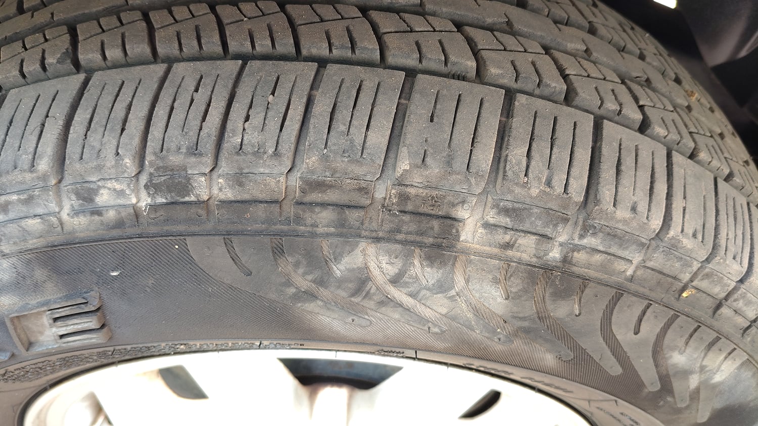 Used 2017 Mahindra TUV300 T8 mHAWK100 Diesel Manual tyres LEFT REAR TYRE TREAD VIEW