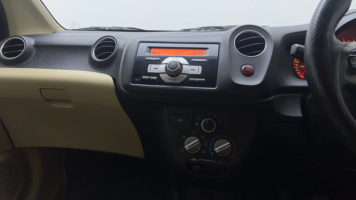 Used 2014 Honda Amaze 1.2 S i-VTEC Petrol Manual interior MUSIC SYSTEM & AC CONTROL VIEW