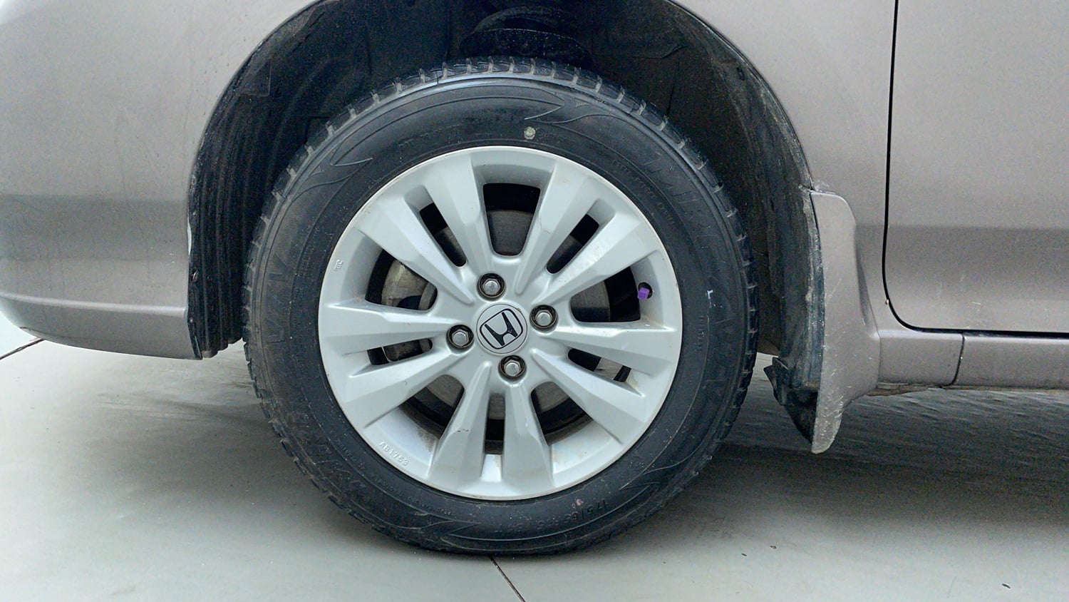 Used 2013 Honda City 1.5 V MT Petrol Manual tyres LEFT FRONT TYRE RIM VIEW