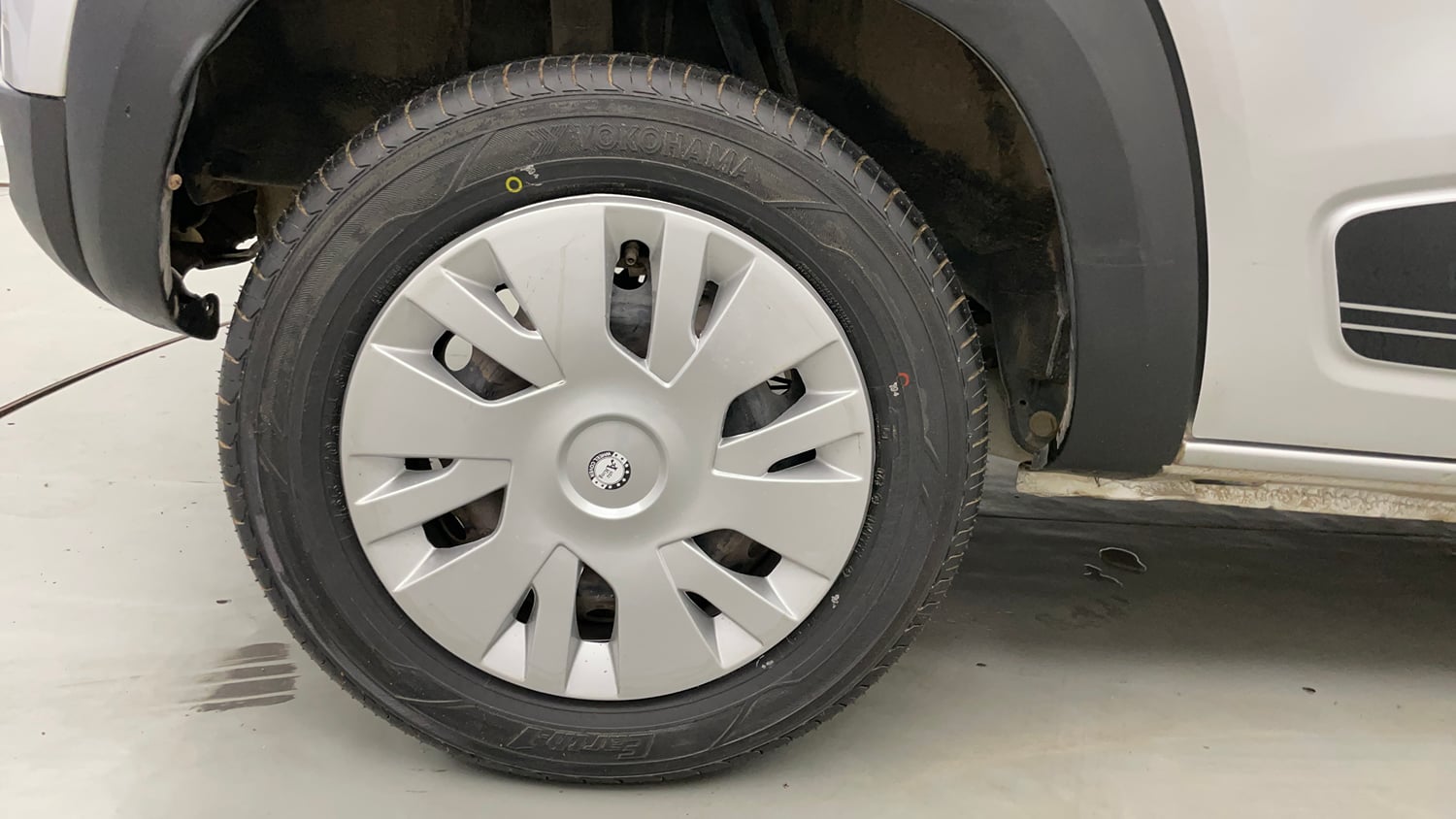 Used 2022 Renault Kwid RXT 1.0 AMT (O) Petrol Automatic tyres RIGHT REAR TYRE RIM VIEW