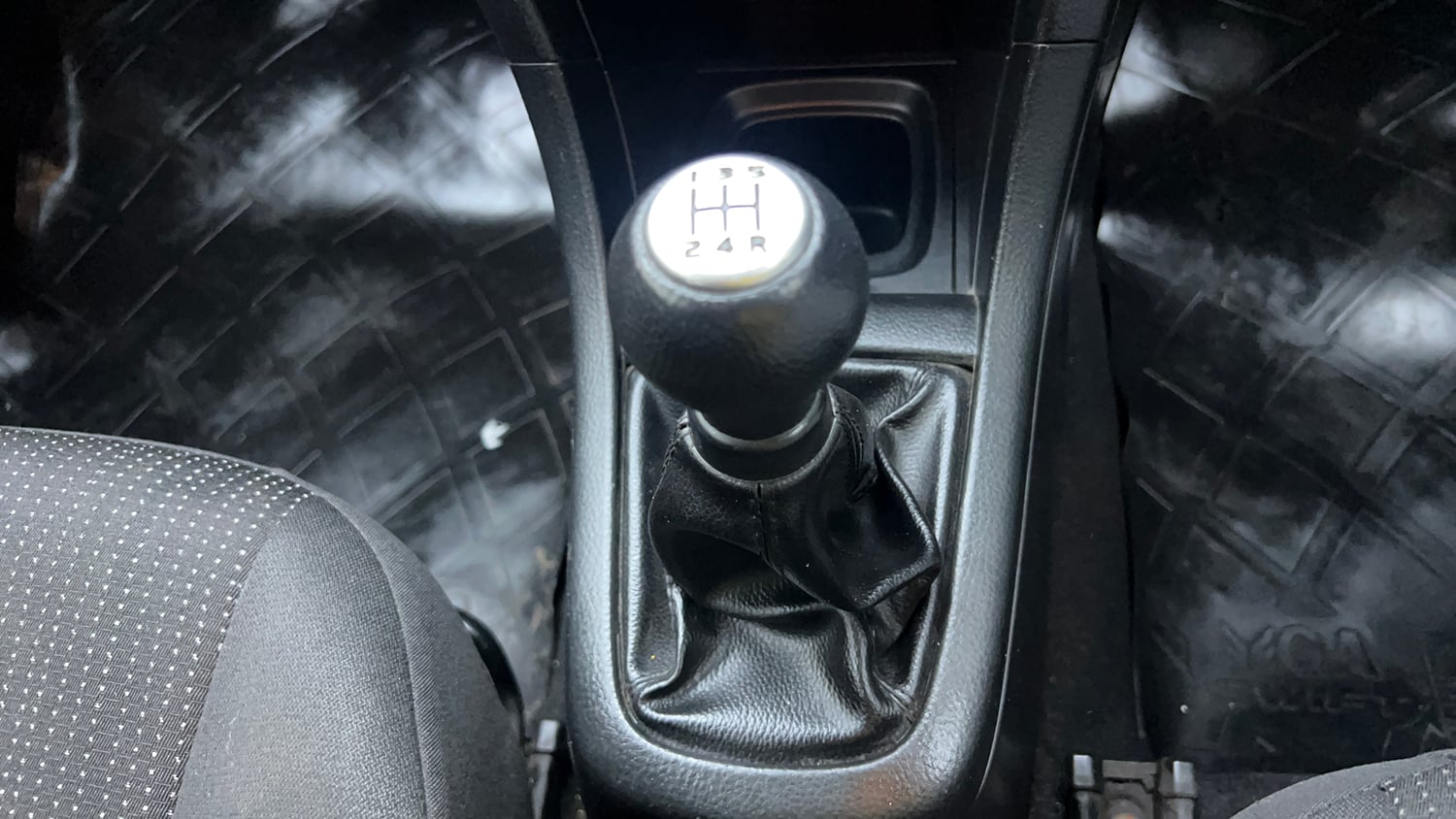 Used 2013 Maruti Suzuki Swift LXi Petrol Manual interior GEAR  KNOB VIEW