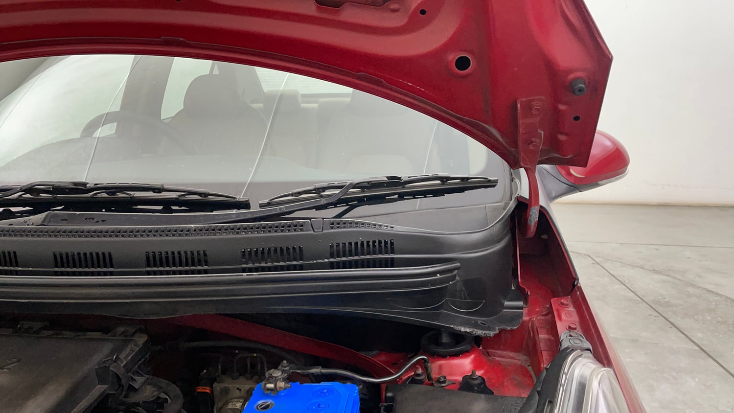 Used 2014 Hyundai Xcent S 1.2 (O) Petrol Manual engine ENGINE LEFT SIDE HINGE & APRON VIEW