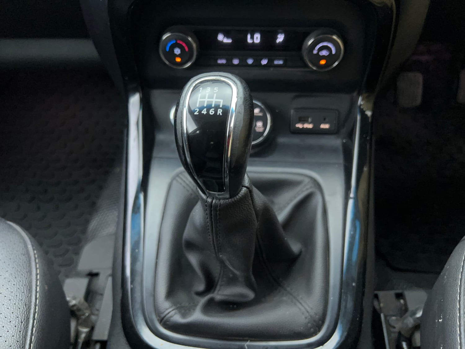 Used 2018 Tata Hexa XT 4x2 7 STR Diesel Manual interior GEAR  KNOB VIEW
