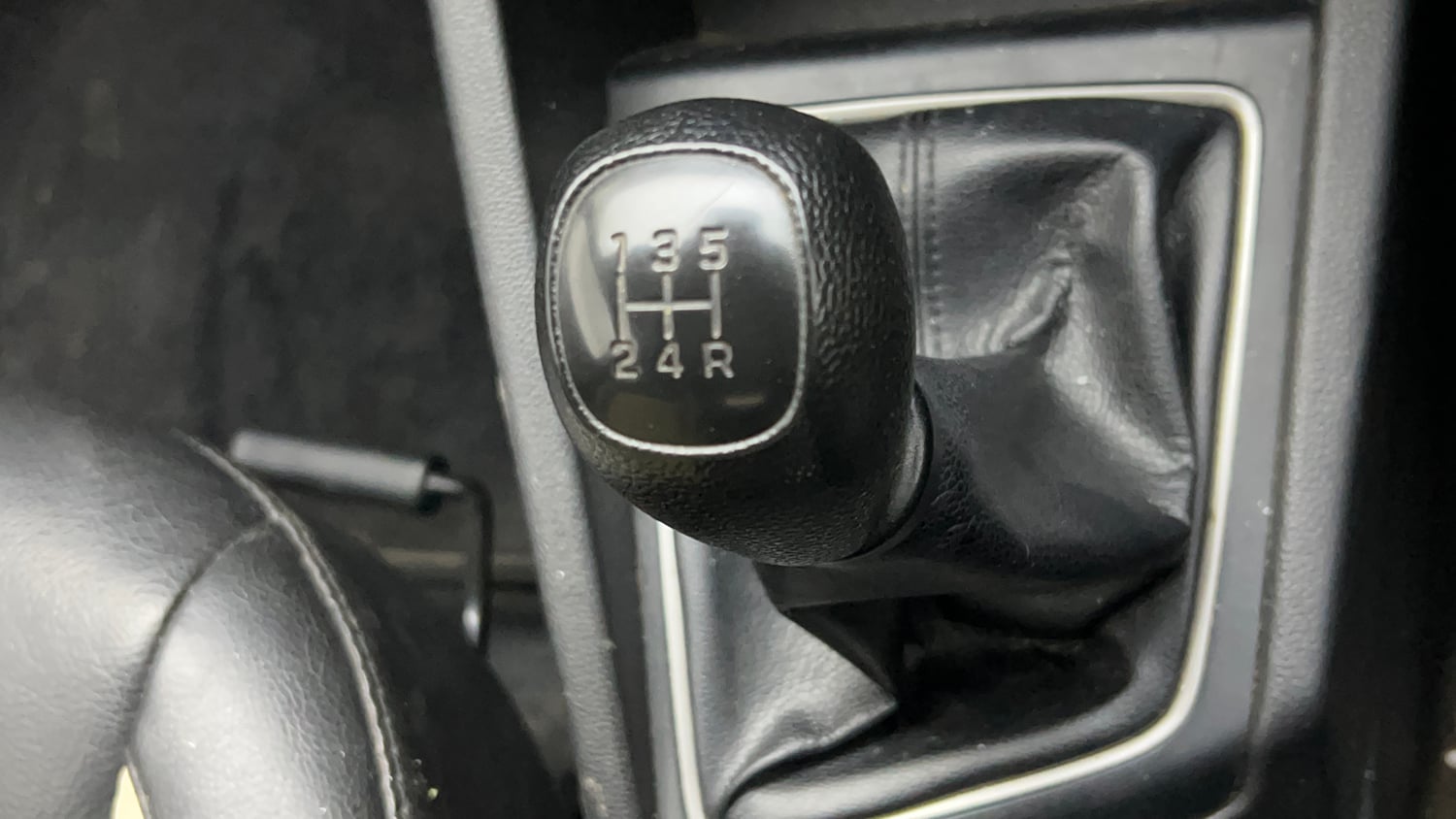 Used 2015 Hyundai Elite i20 Sportz 1.2 Petrol Manual interior GEAR  KNOB VIEW