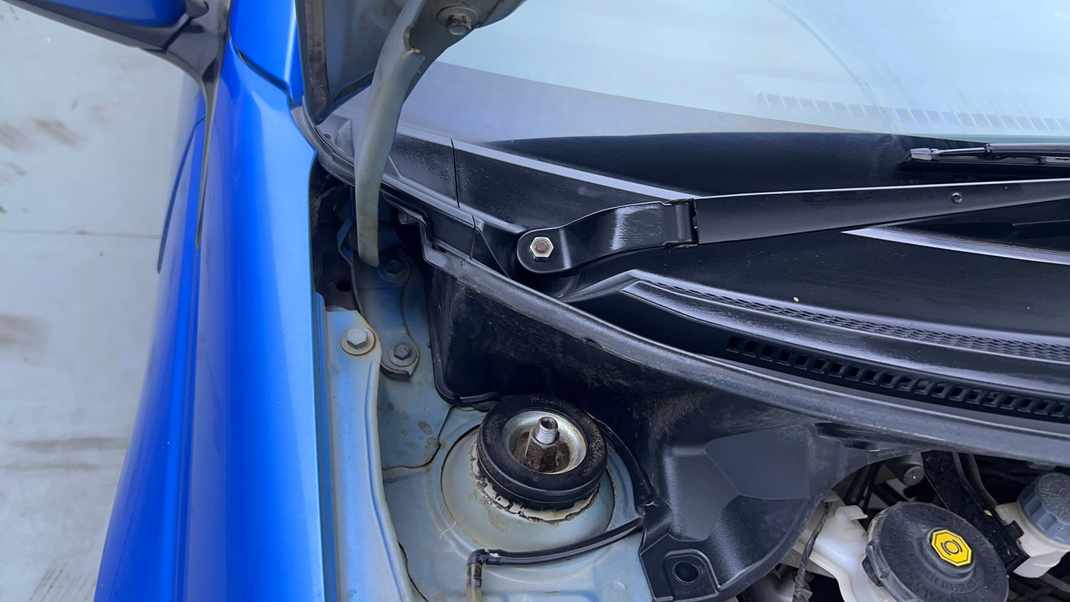 Used 2014 Honda Brio EX MT Petrol Manual engine ENGINE RIGHT SIDE HINGE & APRON VIEW