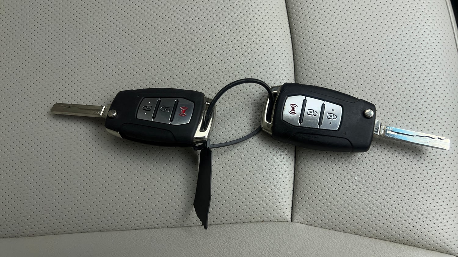 Used 2021 Mahindra XUV 300 1.5 W8 (O) Diesel Manual extra CAR KEY VIEW