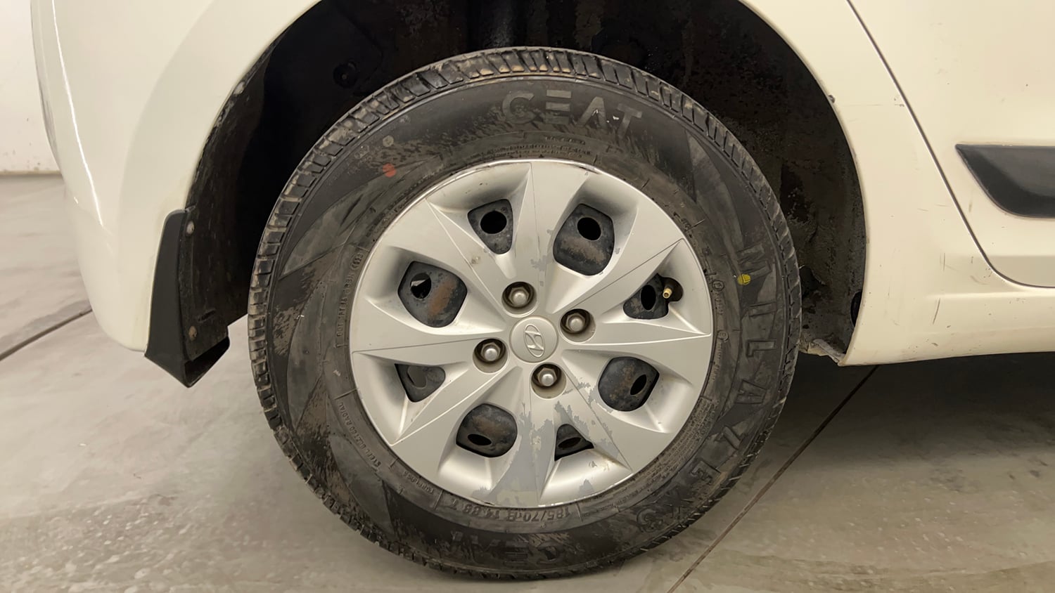 Used 2016 Hyundai Elite i20 Sportz 1.2 Petrol Manual tyres RIGHT REAR TYRE RIM VIEW