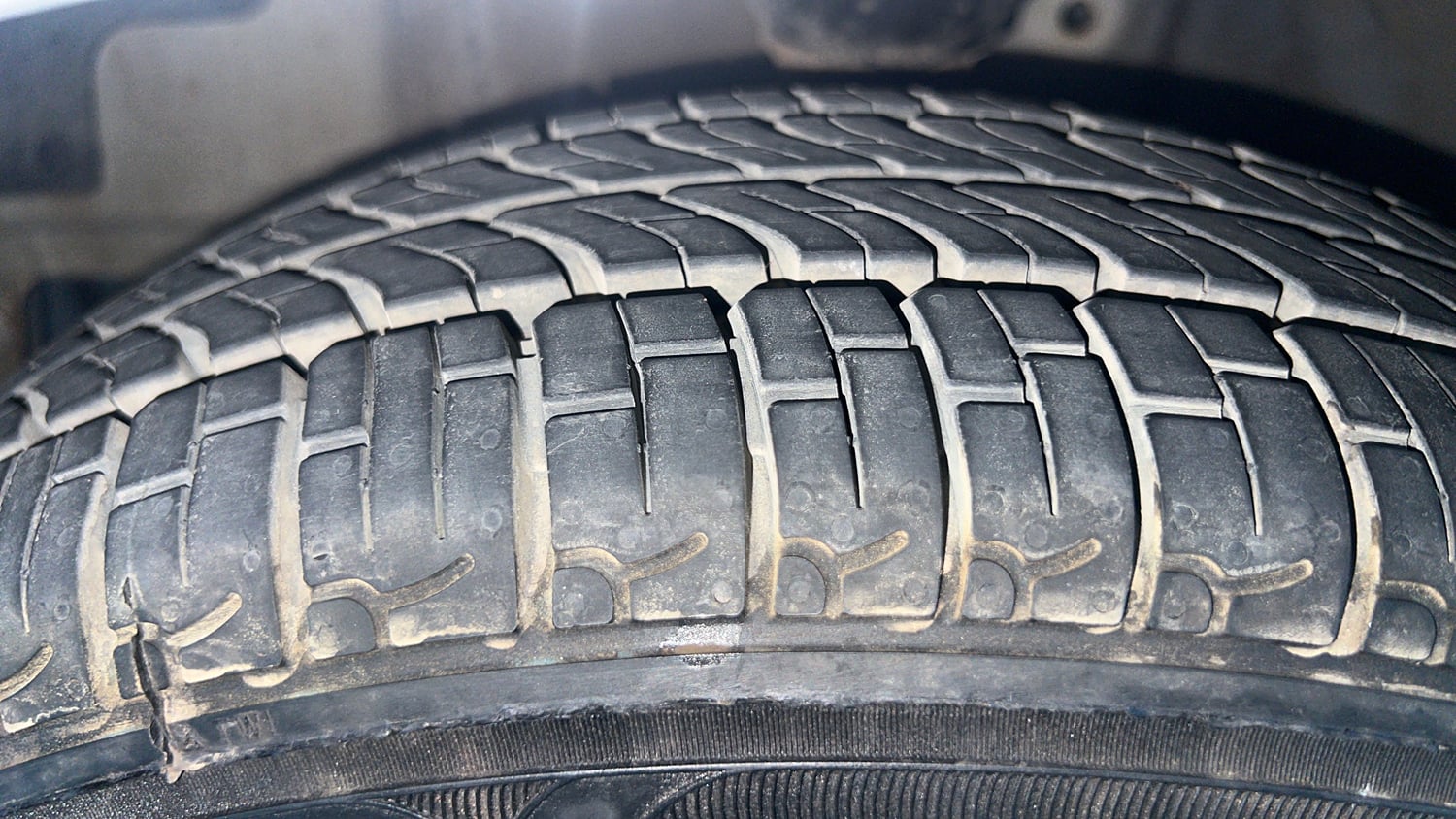 Used 2018 Hyundai Eon Era + Petrol Manual tyres LEFT FRONT TYRE TREAD VIEW