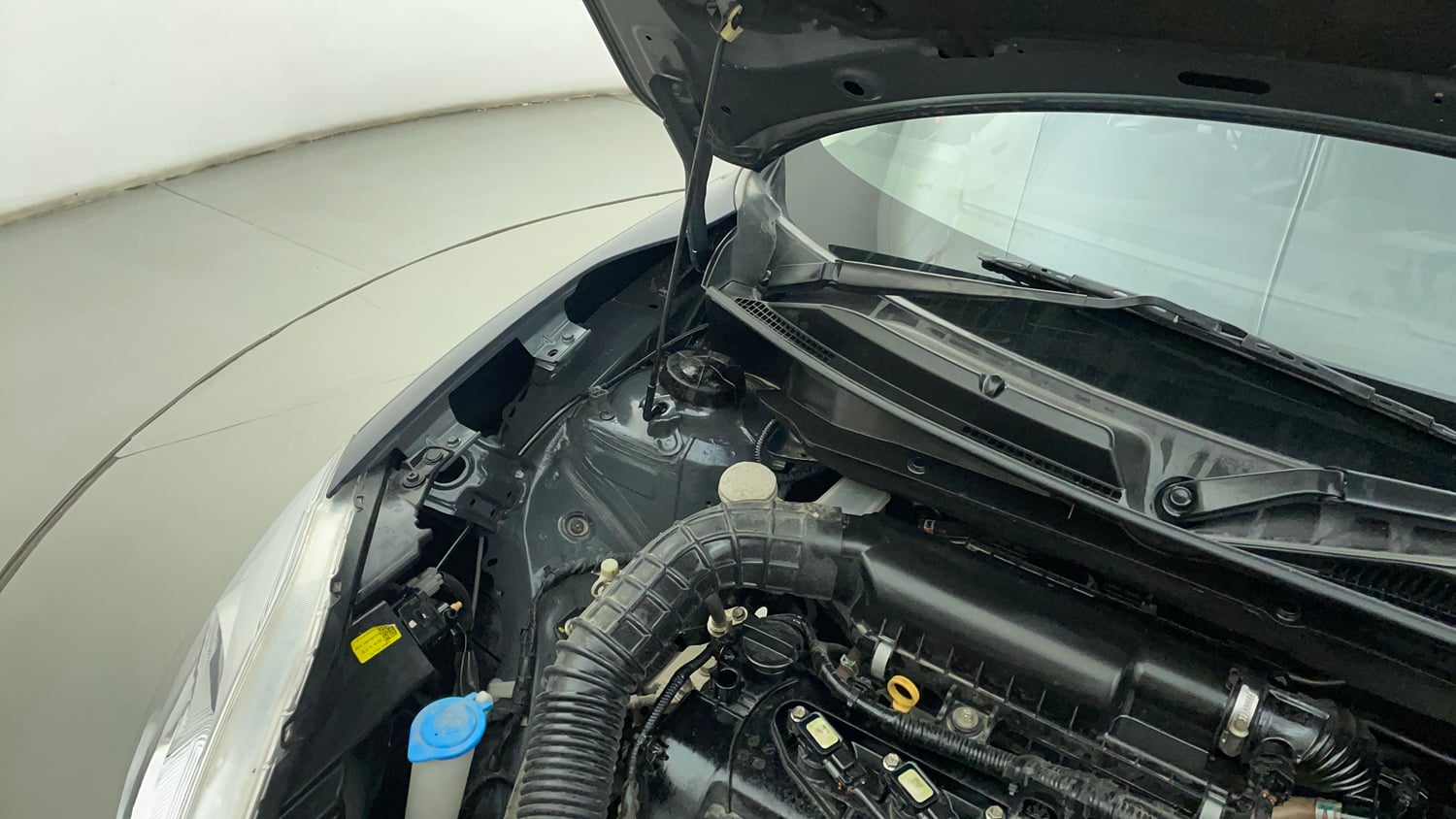 Used 2019 Maruti Suzuki Swift VXi AMT Petrol Automatic engine ENGINE RIGHT SIDE HINGE & APRON VIEW