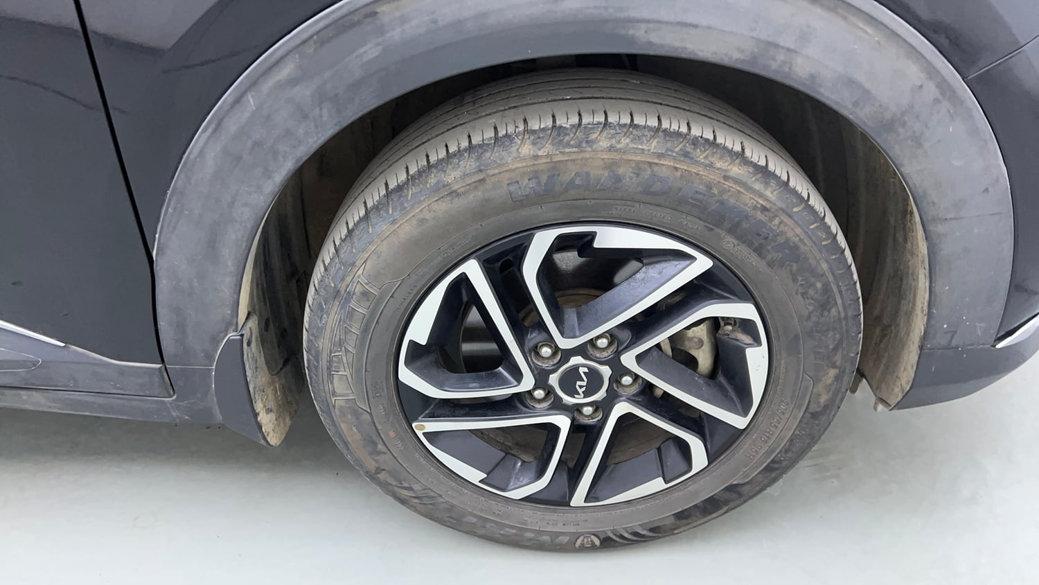 Used 2022 Kia Carens Prestige Plus 1.4 Petrol MT 7 STR Petrol Manual tyres RIGHT FRONT TYRE RIM VIEW