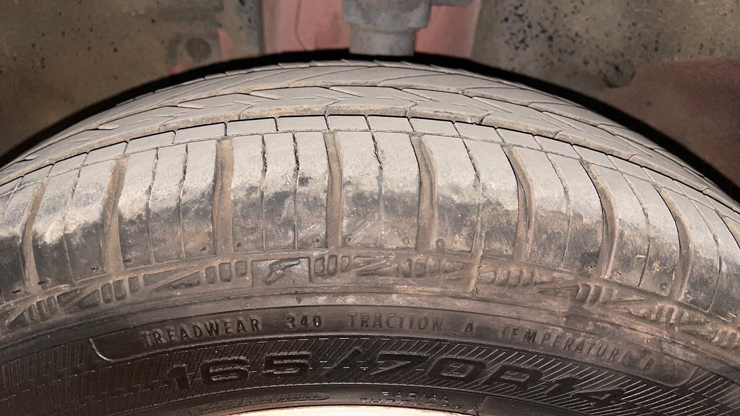 Used 2024 Renault Kwid RXL (O) 1.0 Petrol Manual tyres LEFT FRONT TYRE TREAD VIEW