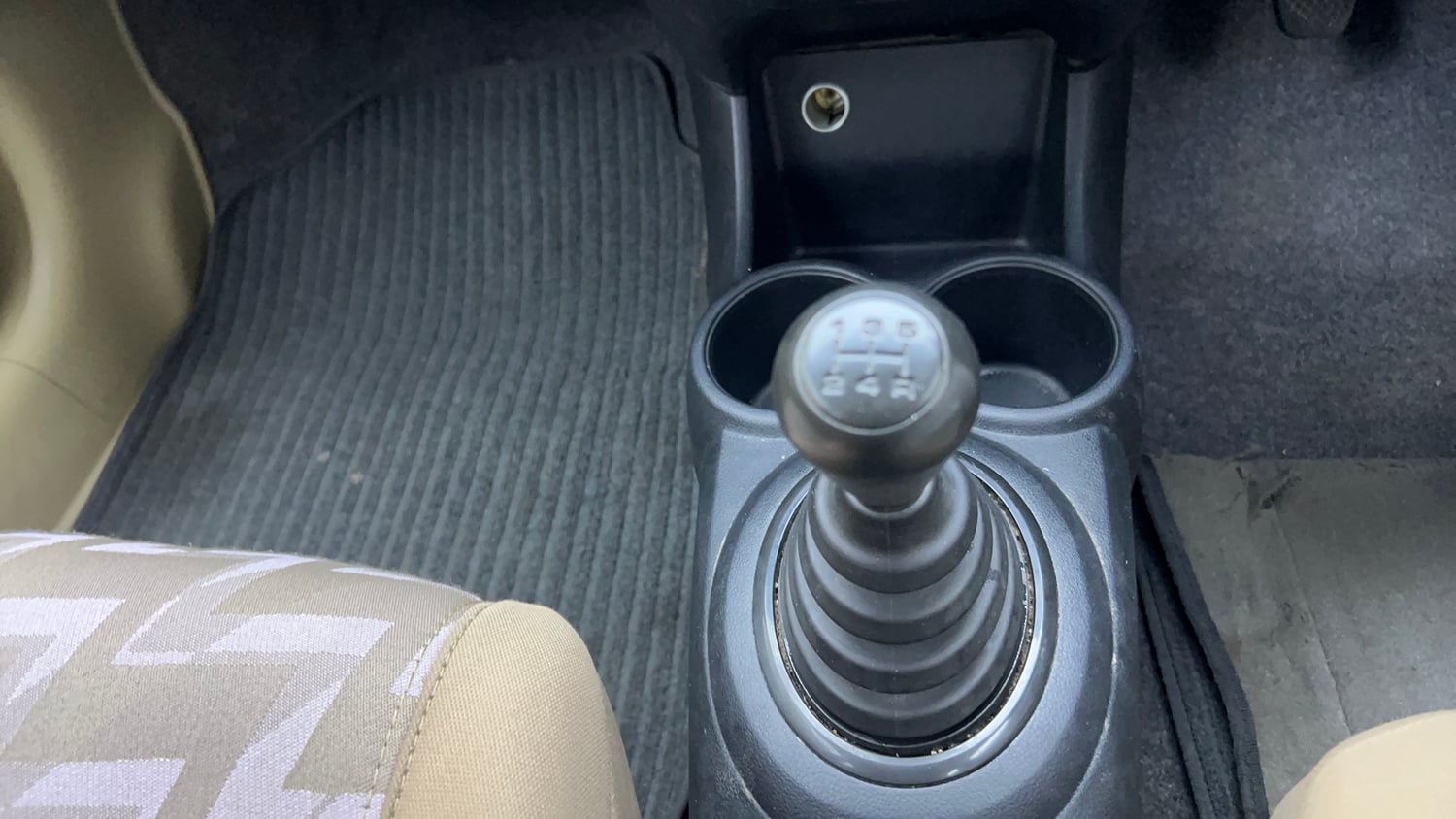 Used 2014 Honda Brio EX MT Petrol Manual interior GEAR  KNOB VIEW