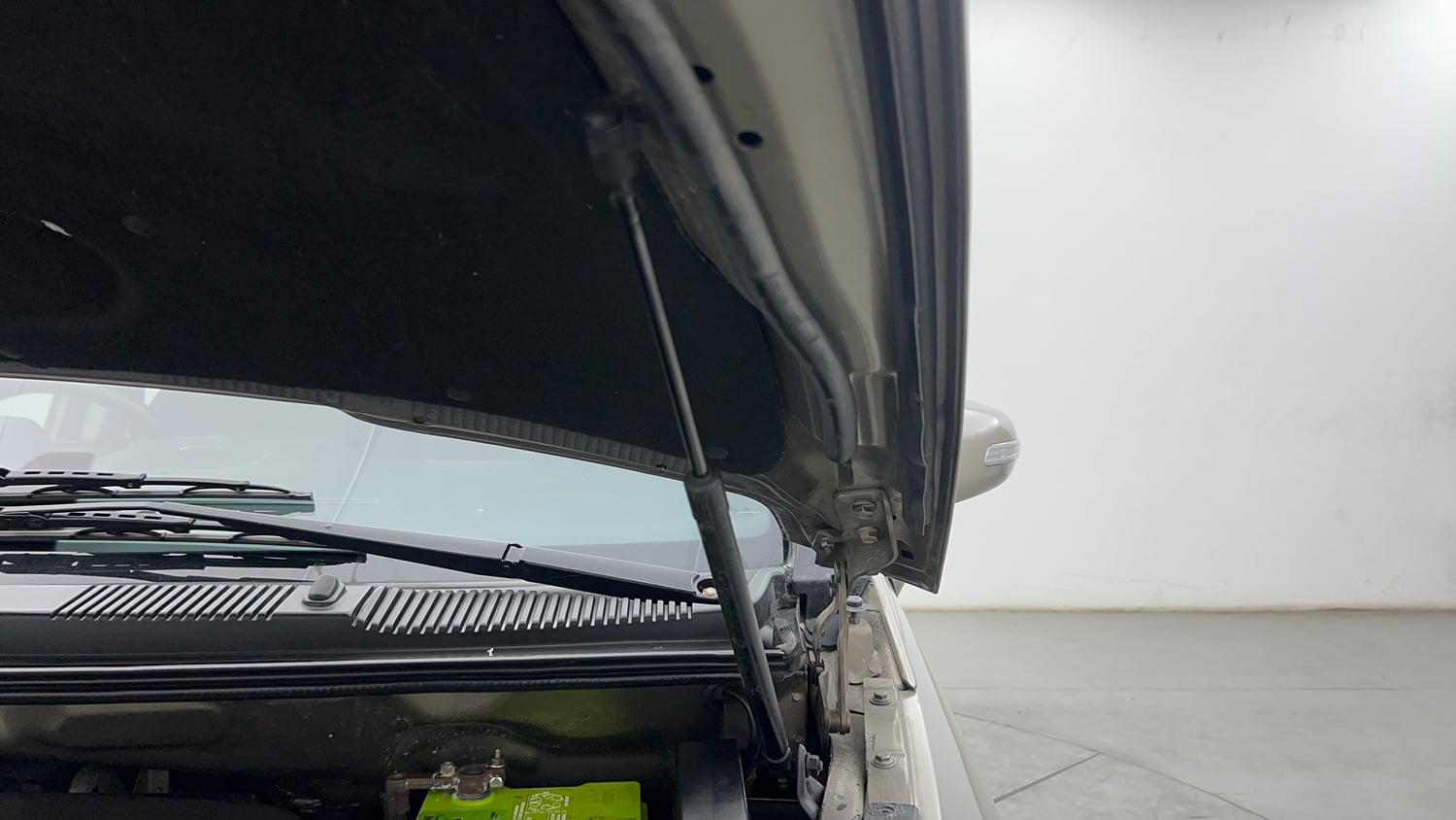 Used 2018 Tata Hexa XT 4x2 7 STR Diesel Manual engine ENGINE LEFT SIDE HINGE & APRON VIEW