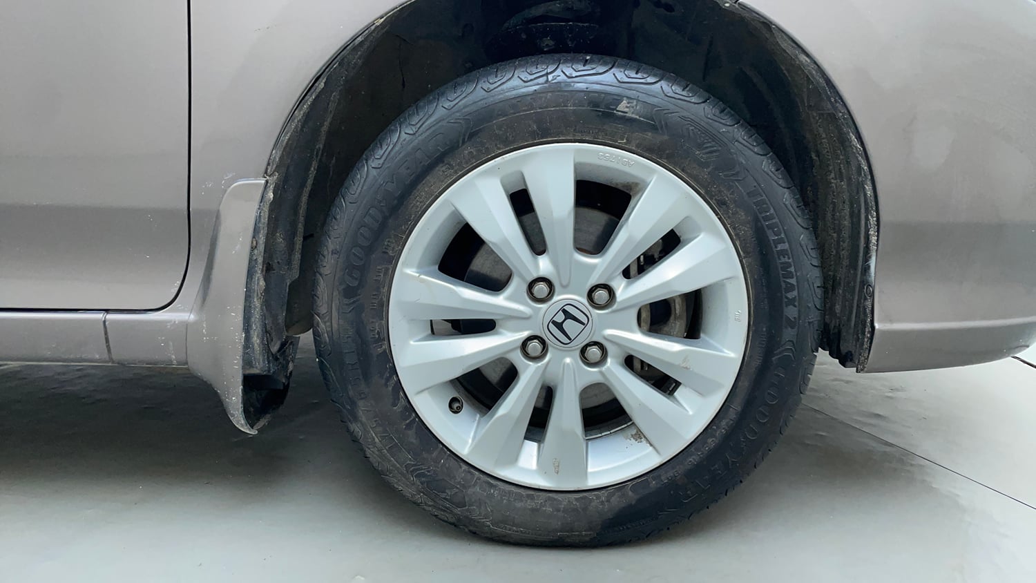 Used 2013 Honda City 1.5 V MT Petrol Manual tyres RIGHT FRONT TYRE RIM VIEW