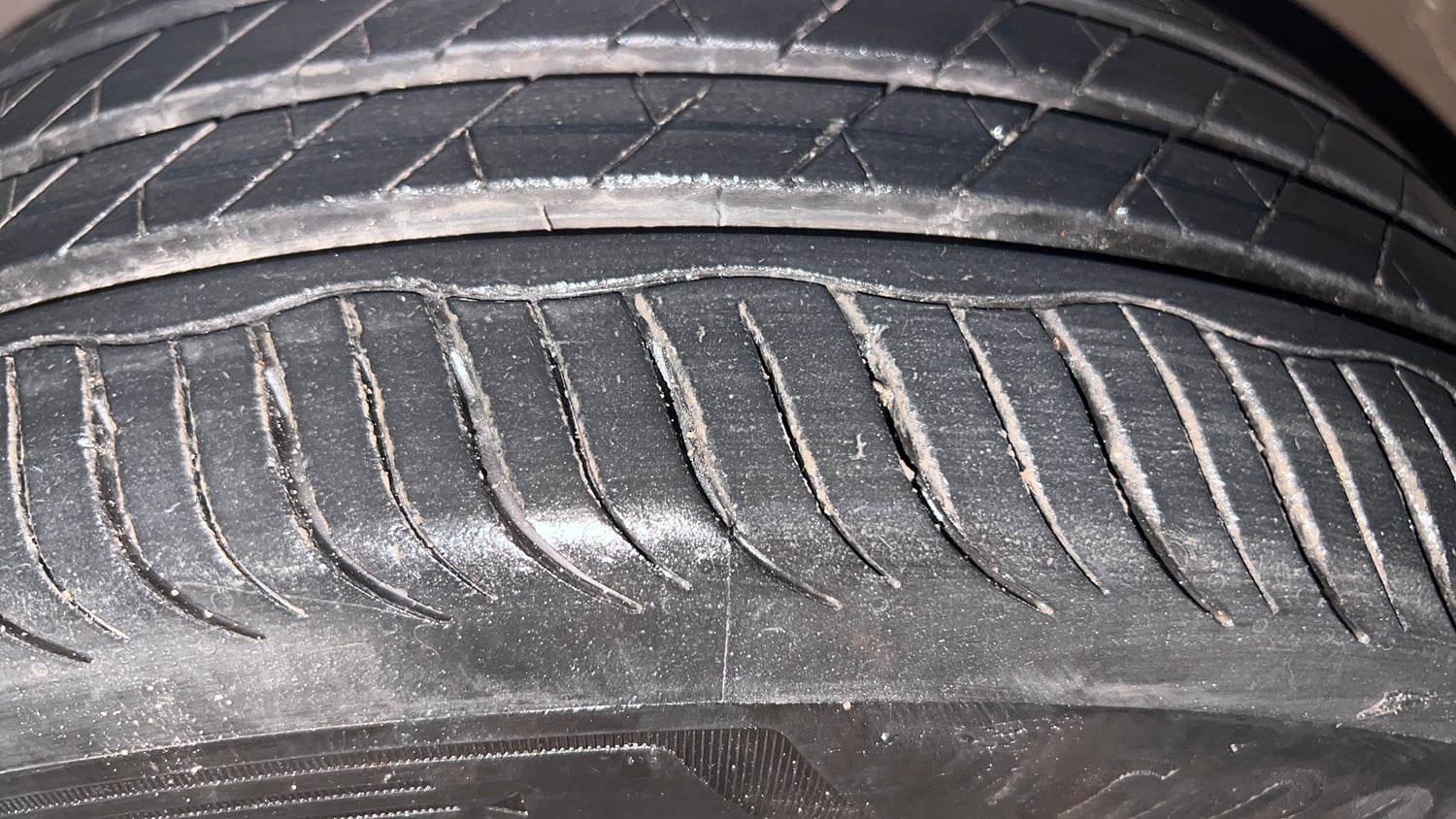Used 2016 Volkswagen Vento Highline 1.2 (P) AT Petrol Automatic tyres LEFT FRONT TYRE TREAD VIEW