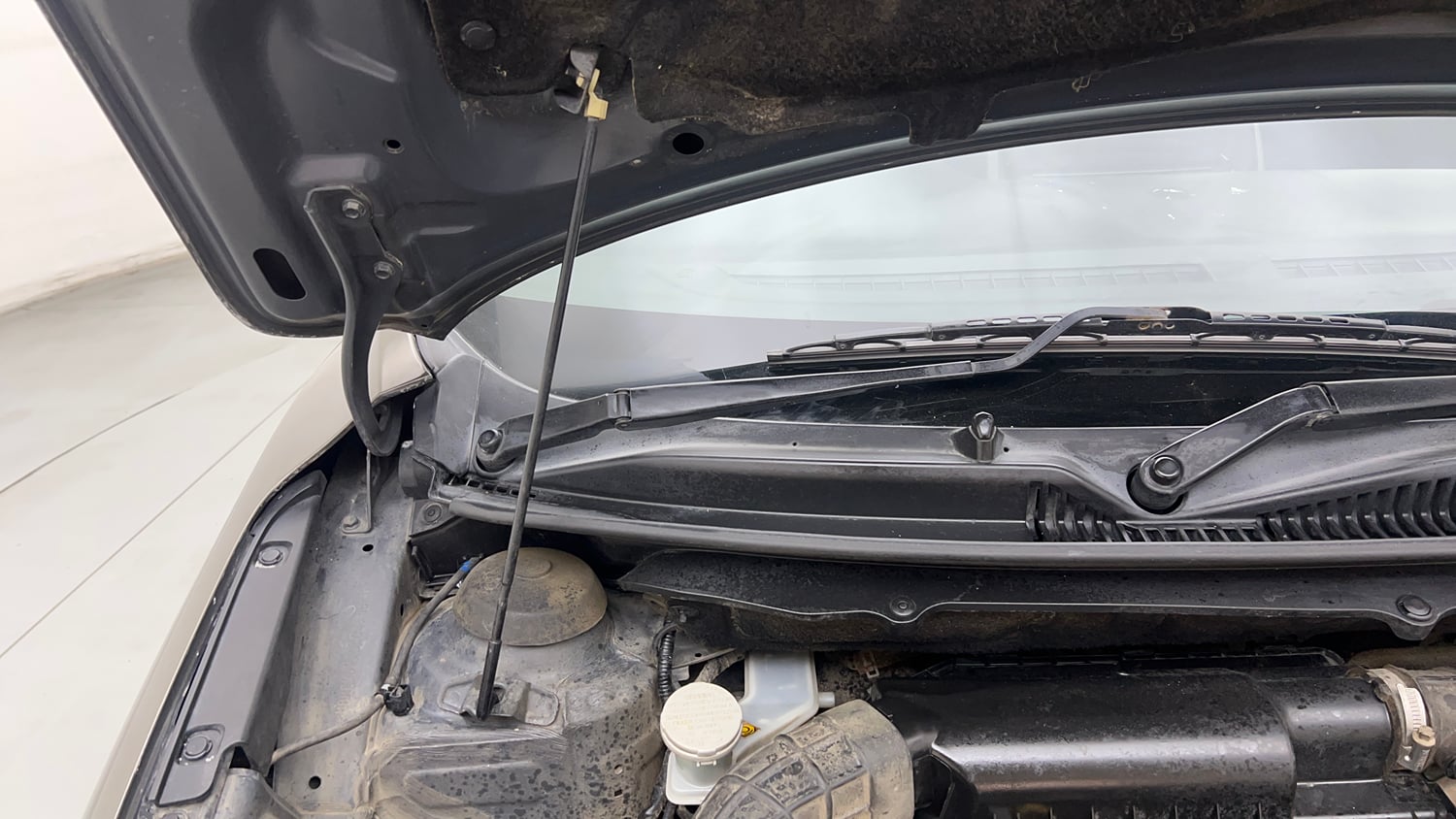 Used 2020 Maruti Suzuki Baleno Sigma Petrol Manual engine ENGINE RIGHT SIDE HINGE & APRON VIEW