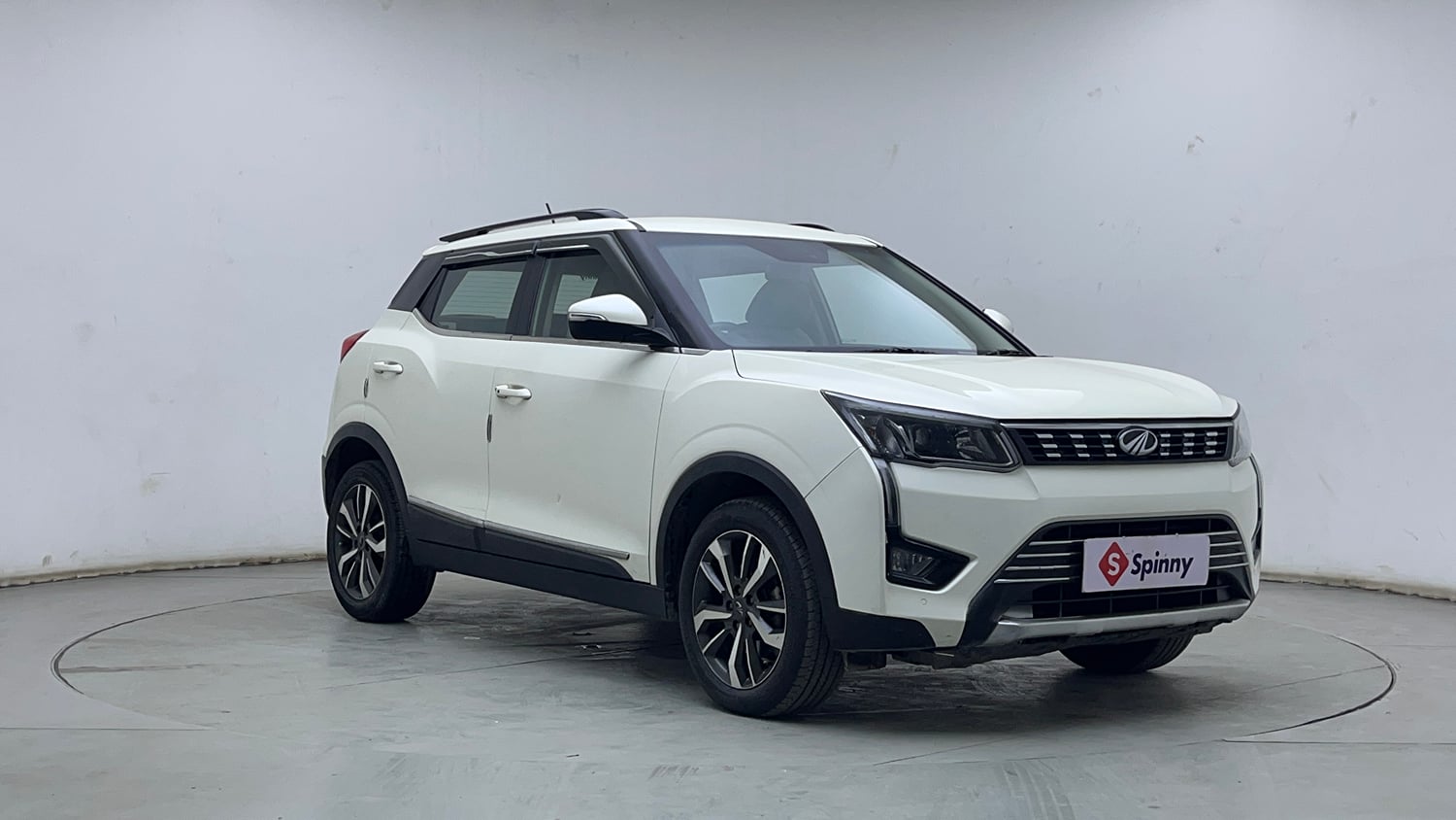 Used 2021 Mahindra XUV 300 W8 (O) 1.5 Diesel AMT Diesel Automatic exterior RIGHT FRONT CORNER VIEW