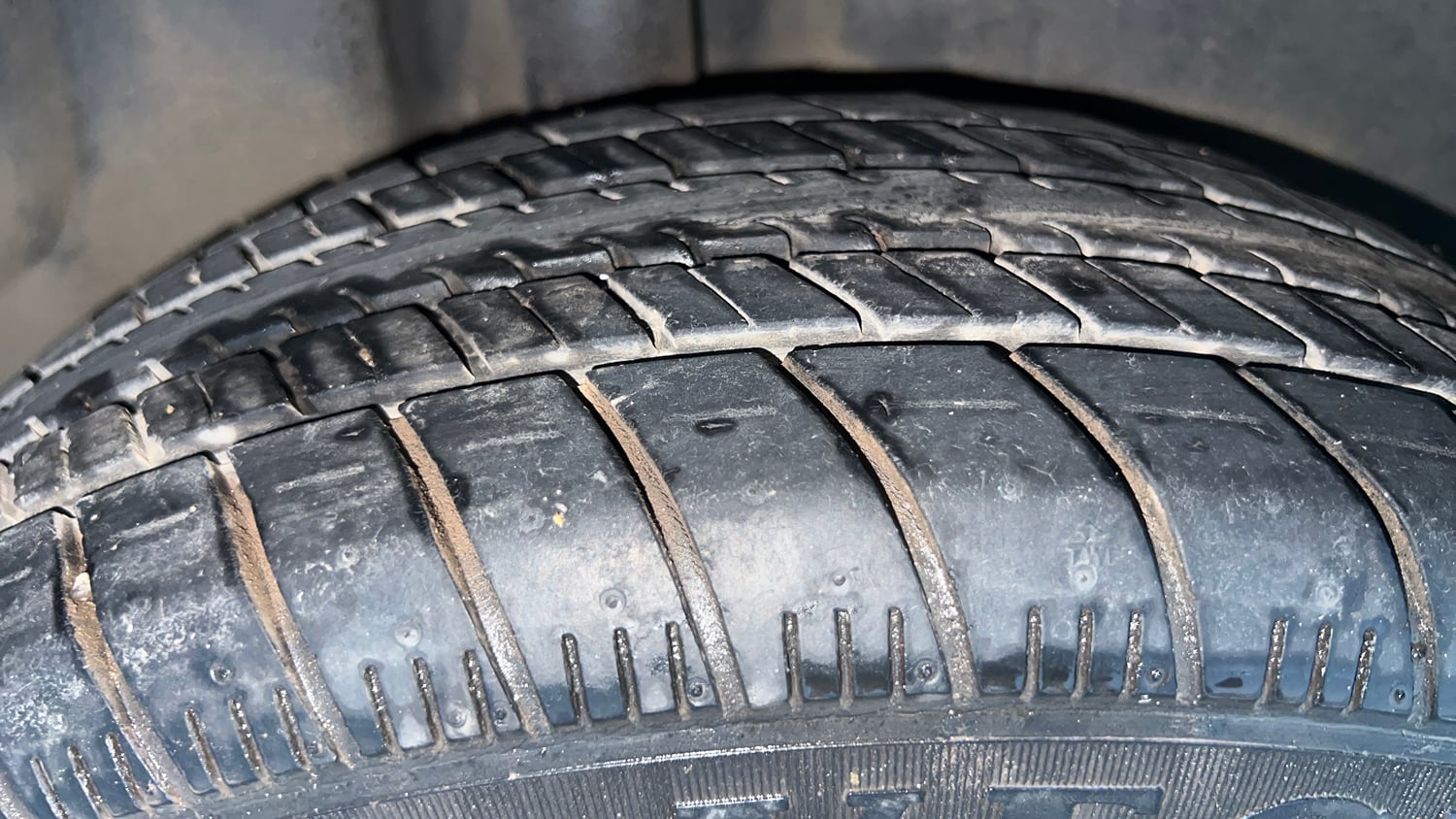 Used 2017 Volkswagen Ameo Trendline 1.2L (P) Petrol Manual tyres RIGHT REAR TYRE TREAD VIEW