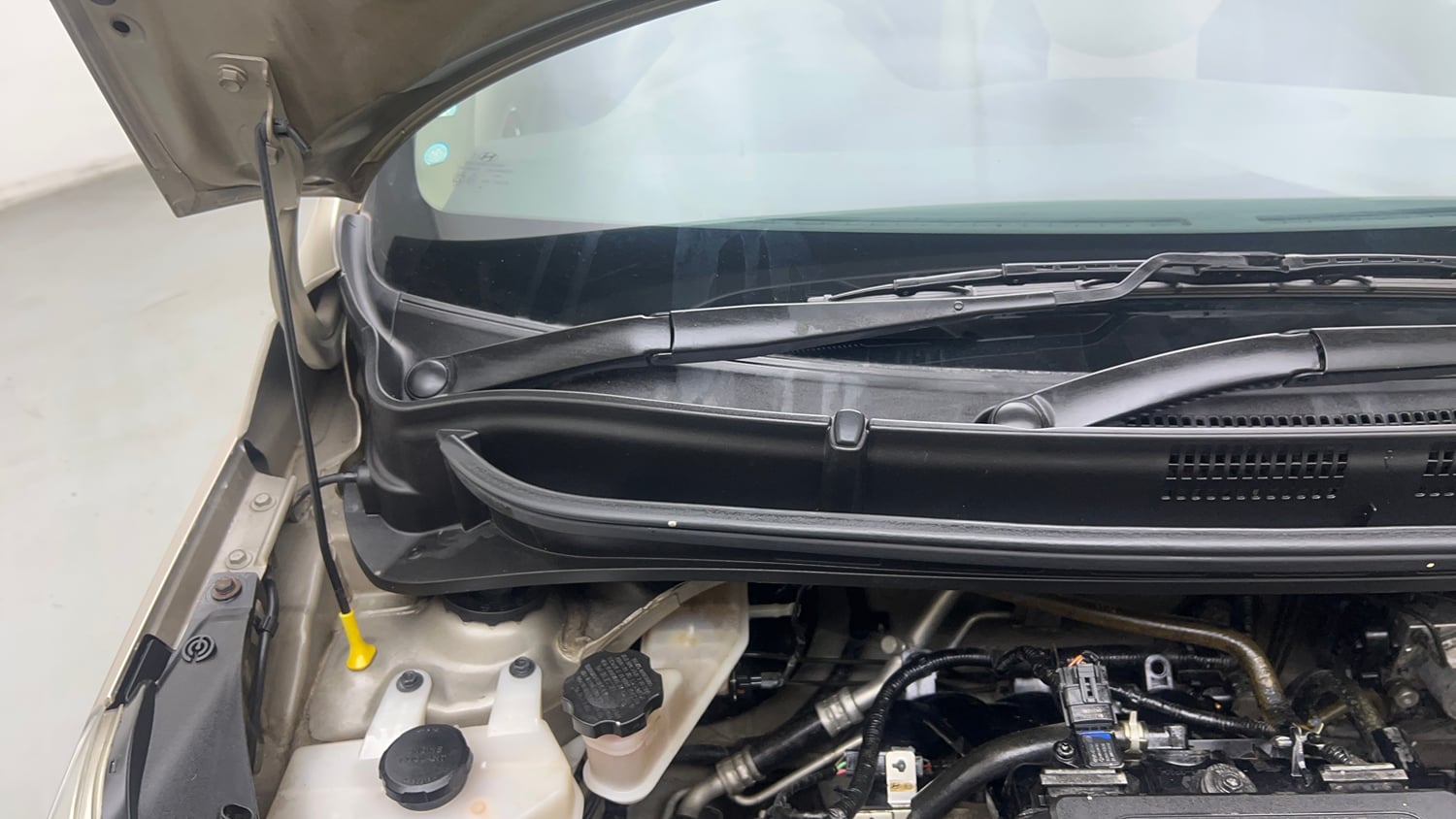 Used 2019 Hyundai Santro Sportz AMT Petrol Automatic engine ENGINE RIGHT SIDE HINGE & APRON VIEW