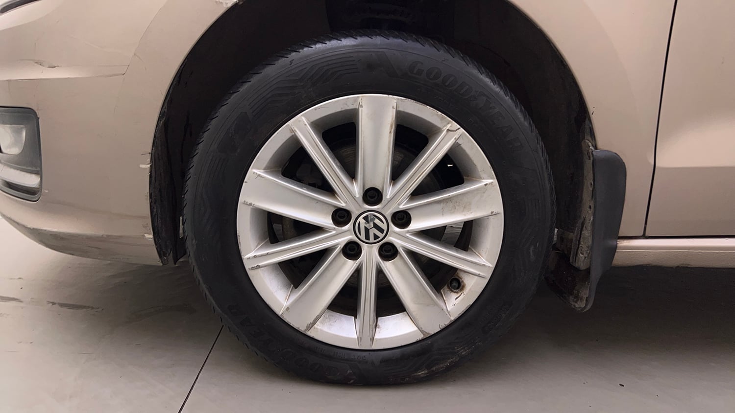 Used 2016 Volkswagen Vento Highline 1.2 (P) AT Petrol Automatic tyres LEFT FRONT TYRE RIM VIEW