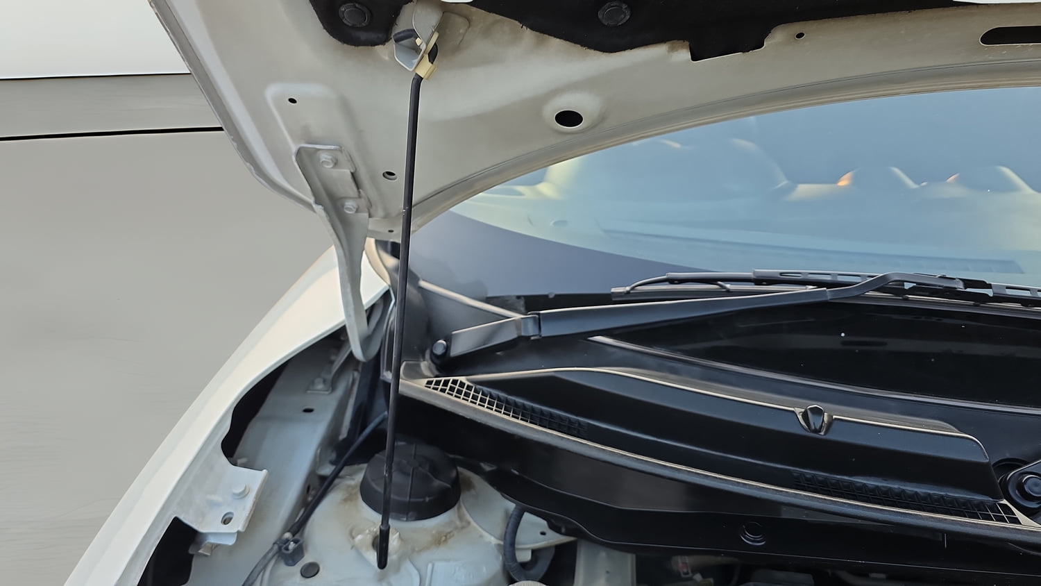 Used 2021 Maruti Suzuki Swift VXi Petrol Manual engine ENGINE RIGHT SIDE HINGE & APRON VIEW