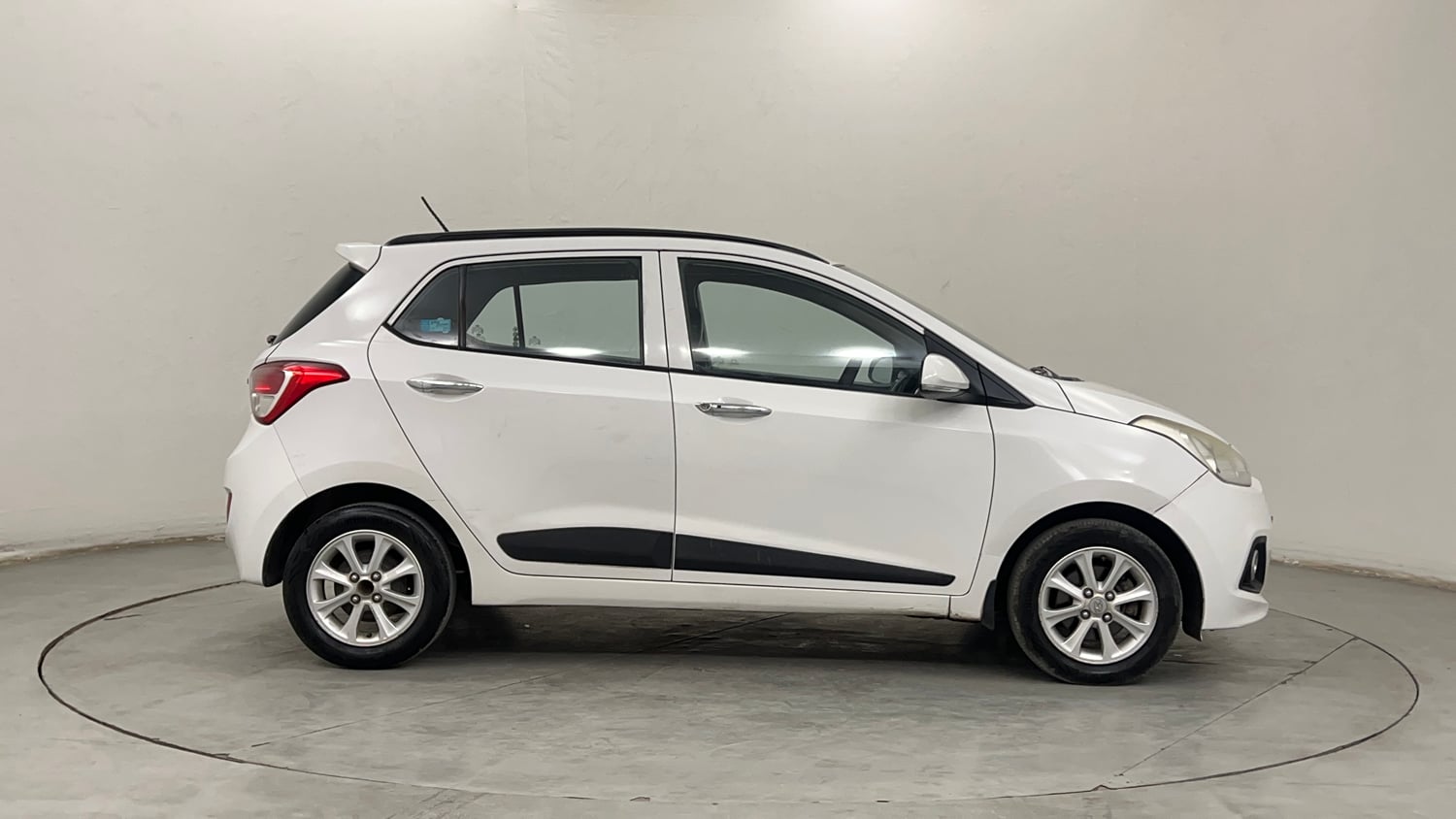 Used 2014 Hyundai Grand i10 Asta AT 1.2 Kappa VTVT Petrol Automatic exterior RIGHT SIDE VIEW